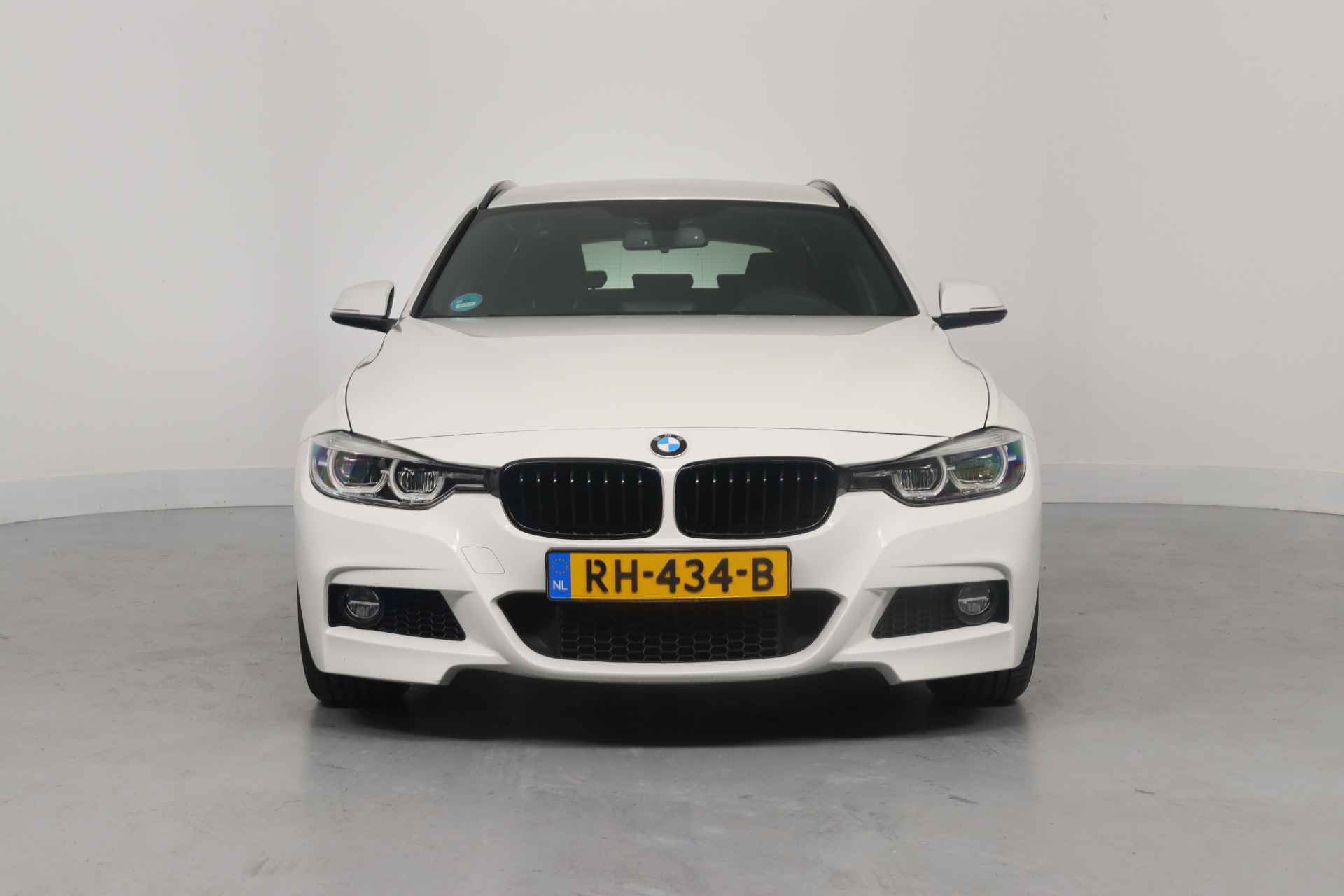 BMW 3 Serie Touring 318i Executive | Dealer Onderhouden! | M-Pakket | Sportstoelen | LED | Clima | Navi | Cruise Control | Parkeersensoren | - 2/36