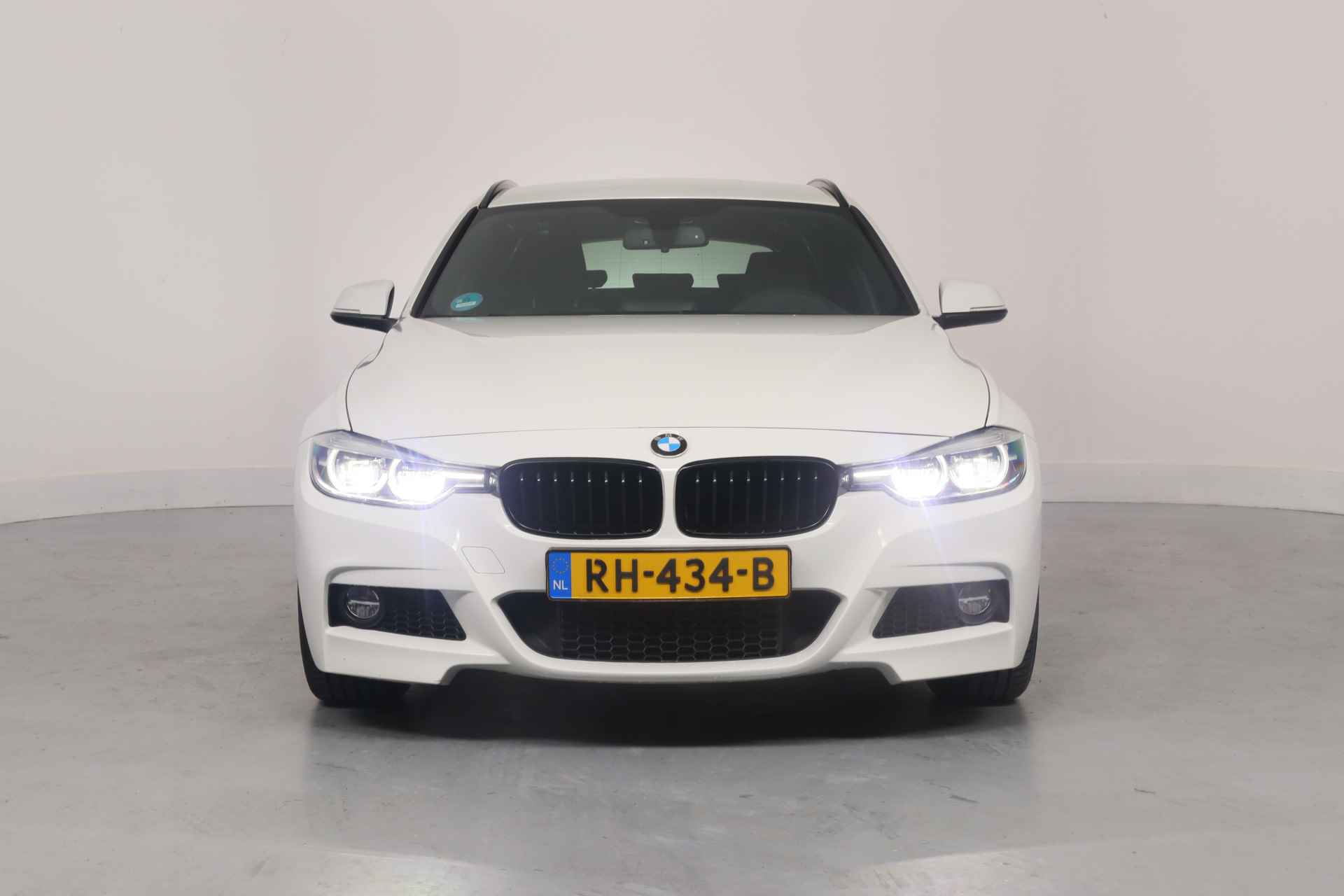 BMW 3 Serie Touring 318i Executive | Dealer Onderhouden! | M-Pakket | Sportstoelen | LED | Clima | Navi | Cruise Control | Parkeersensoren | - 3/36