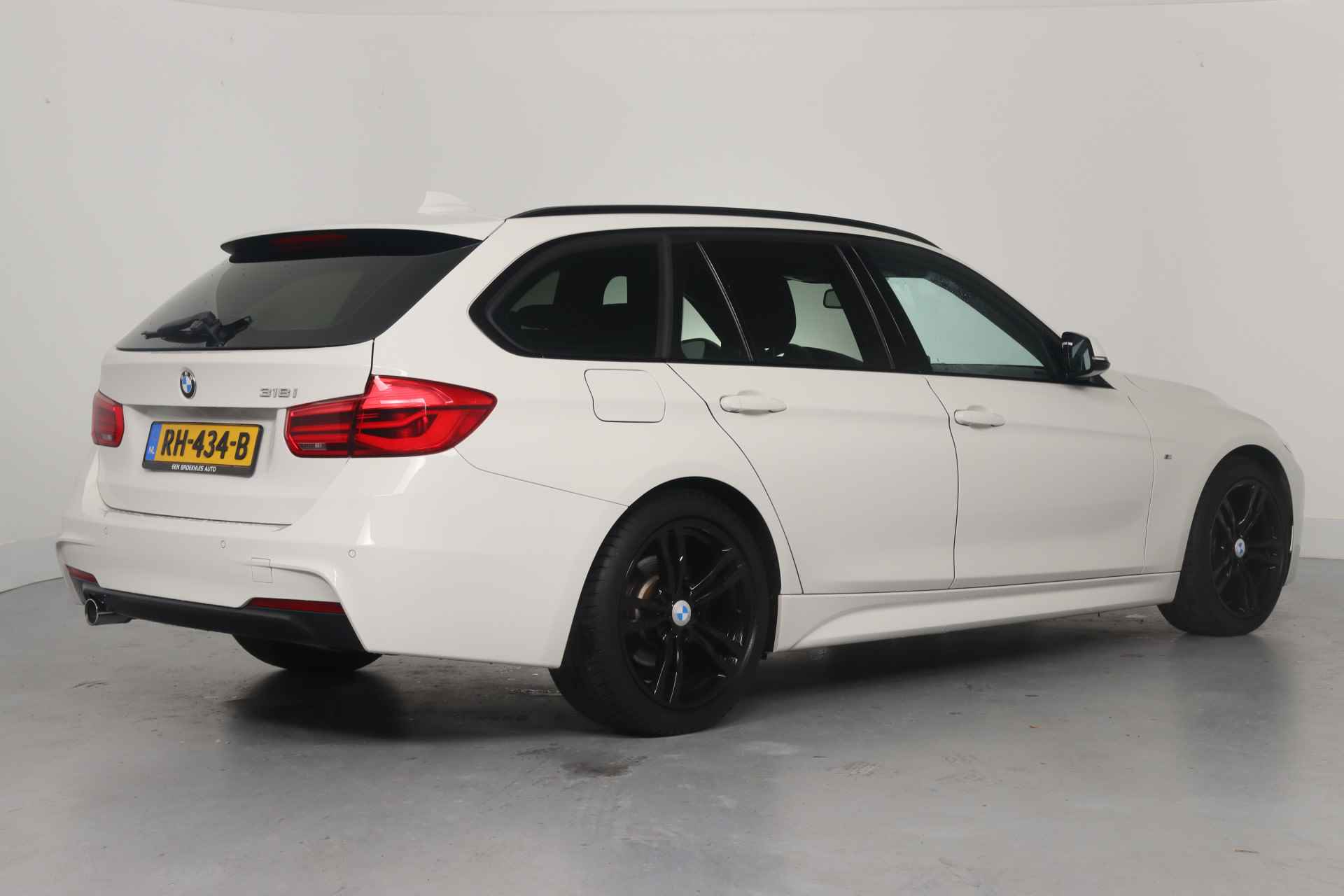 BMW 3 Serie Touring 318i Executive | Dealer Onderhouden! | M-Pakket | Sportstoelen | LED | Clima | Navi | Cruise Control | Parkeersensoren | - 4/36