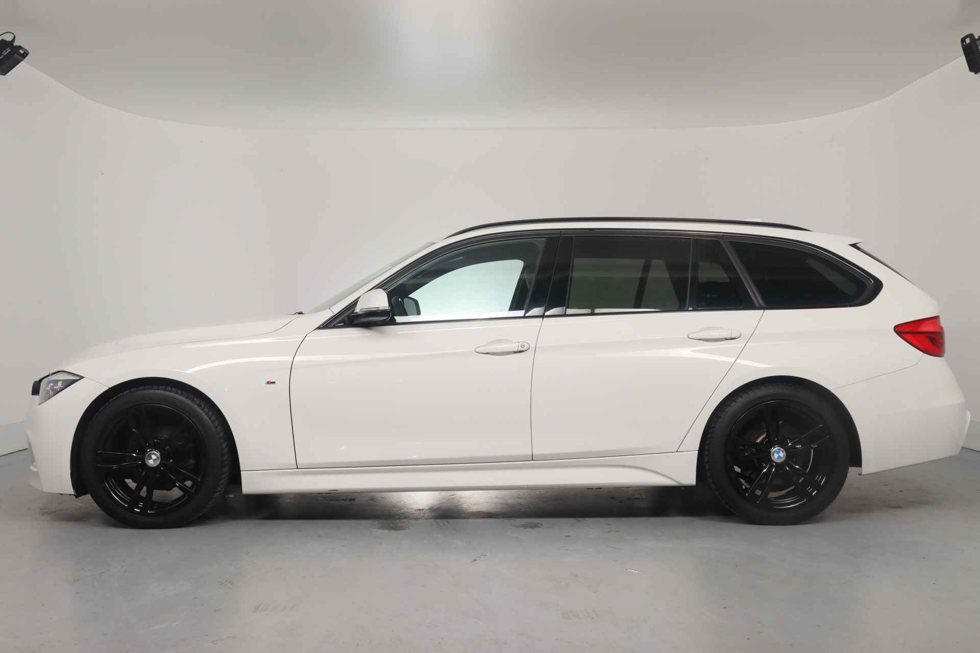 BMW 3 Serie Touring 318i Executive | Dealer Onderhouden! | M-Pakket | Sportstoelen | LED | Clima | Navi | Cruise Control | Parkeersensoren | - 5/36