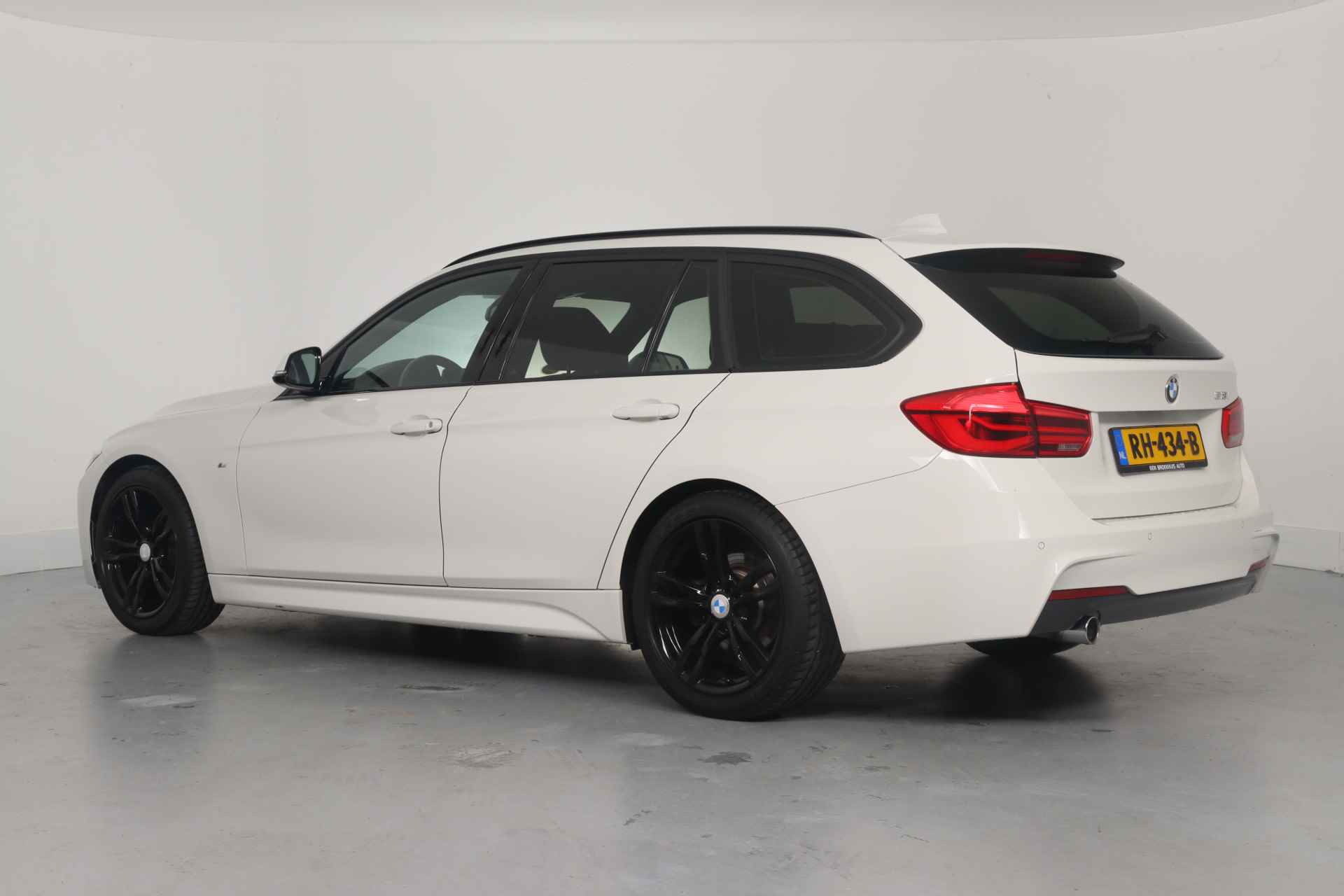 BMW 3 Serie Touring 318i Executive | Dealer Onderhouden! | M-Pakket | Sportstoelen | LED | Clima | Navi | Cruise Control | Parkeersensoren | - 6/36