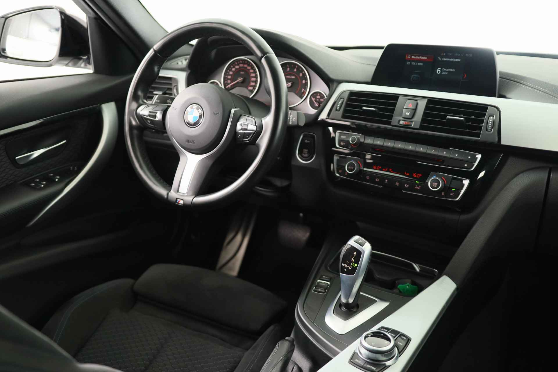 BMW 3 Serie Touring 318i Executive | Dealer Onderhouden! | M-Pakket | Sportstoelen | LED | Clima | Navi | Cruise Control | Parkeersensoren | - 21/36