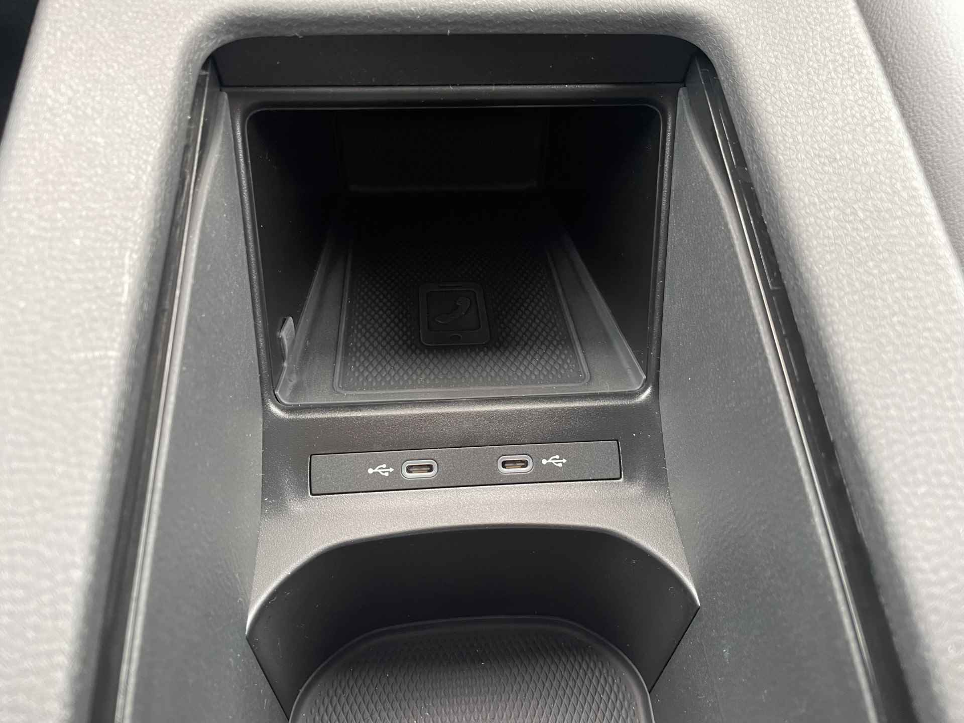 Volkswagen ID.4 Pro 77 kWh Camera / Sensoren / Keyless / Navigatie / Verwarmde stoelen + stuur / App connect Fabrieksgarantie tot 29-12-2026 - 29/44