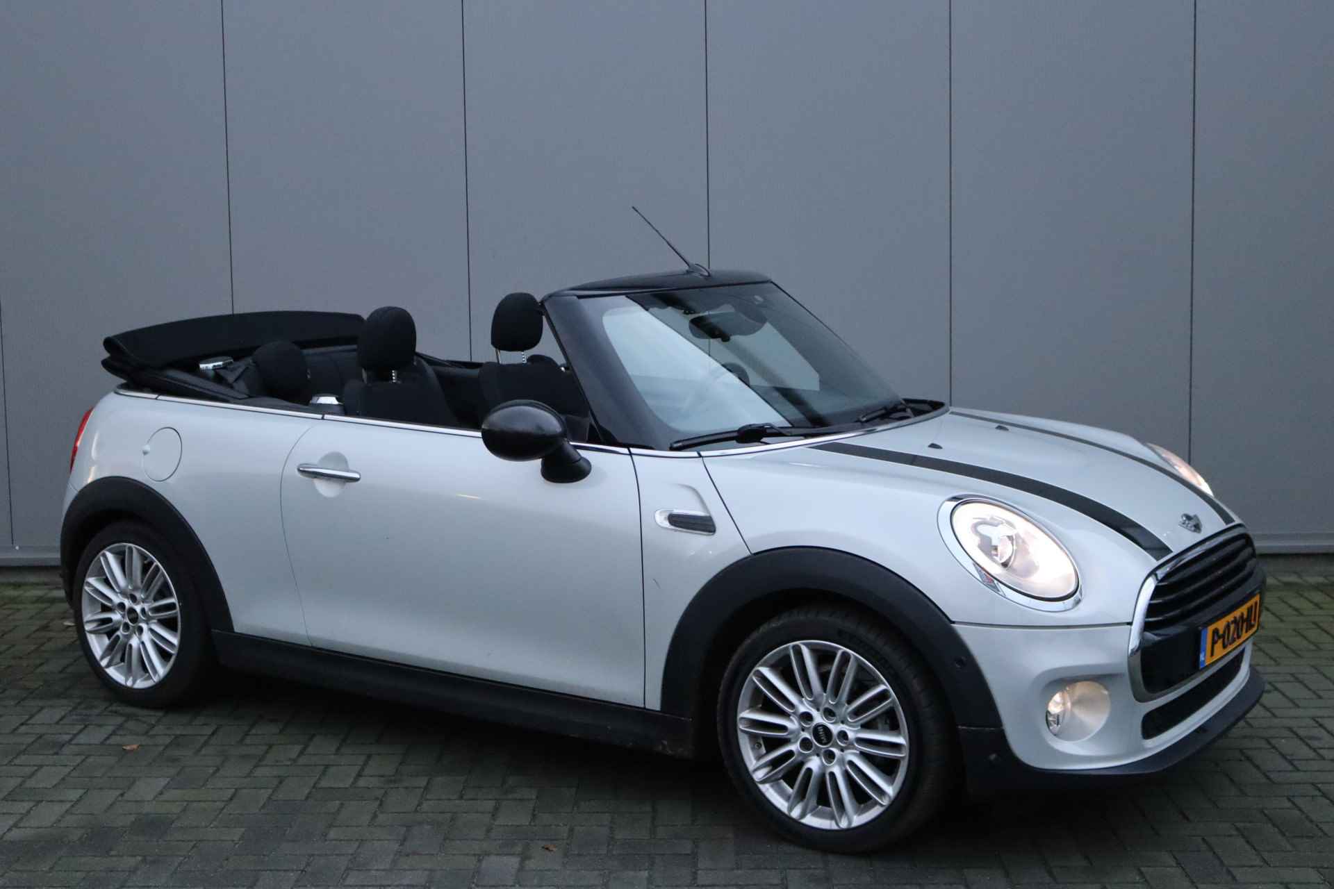 MINI Cabrio 1.5 Cooper 136PK Chili Serious Business Navigatie/Stoelverwarming/Parkeerhulp - 8/18