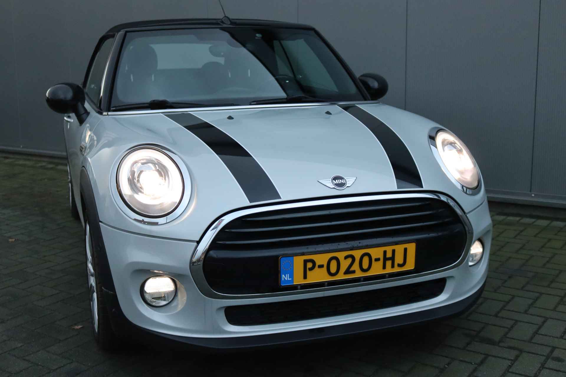 MINI Cabrio 1.5 Cooper 136PK Chili Serious Business Navigatie/Stoelverwarming/Parkeerhulp - 10/18