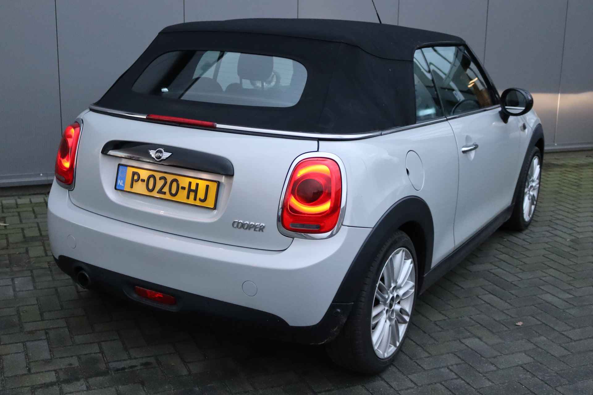 MINI Cabrio 1.5 Cooper 136PK Chili Serious Business Navigatie/Stoelverwarming/Parkeerhulp - 12/18