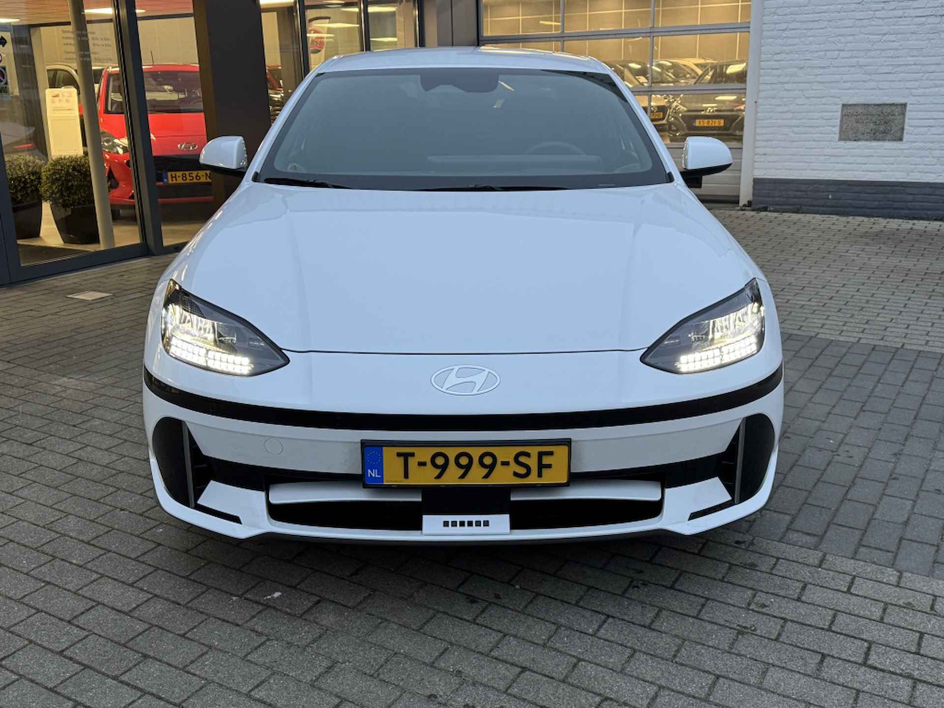 Hyundai IONIQ 6 Style 53 kWh | Demo voordeel! | Warmtepomp | Navigatie | Achteru - 2/42