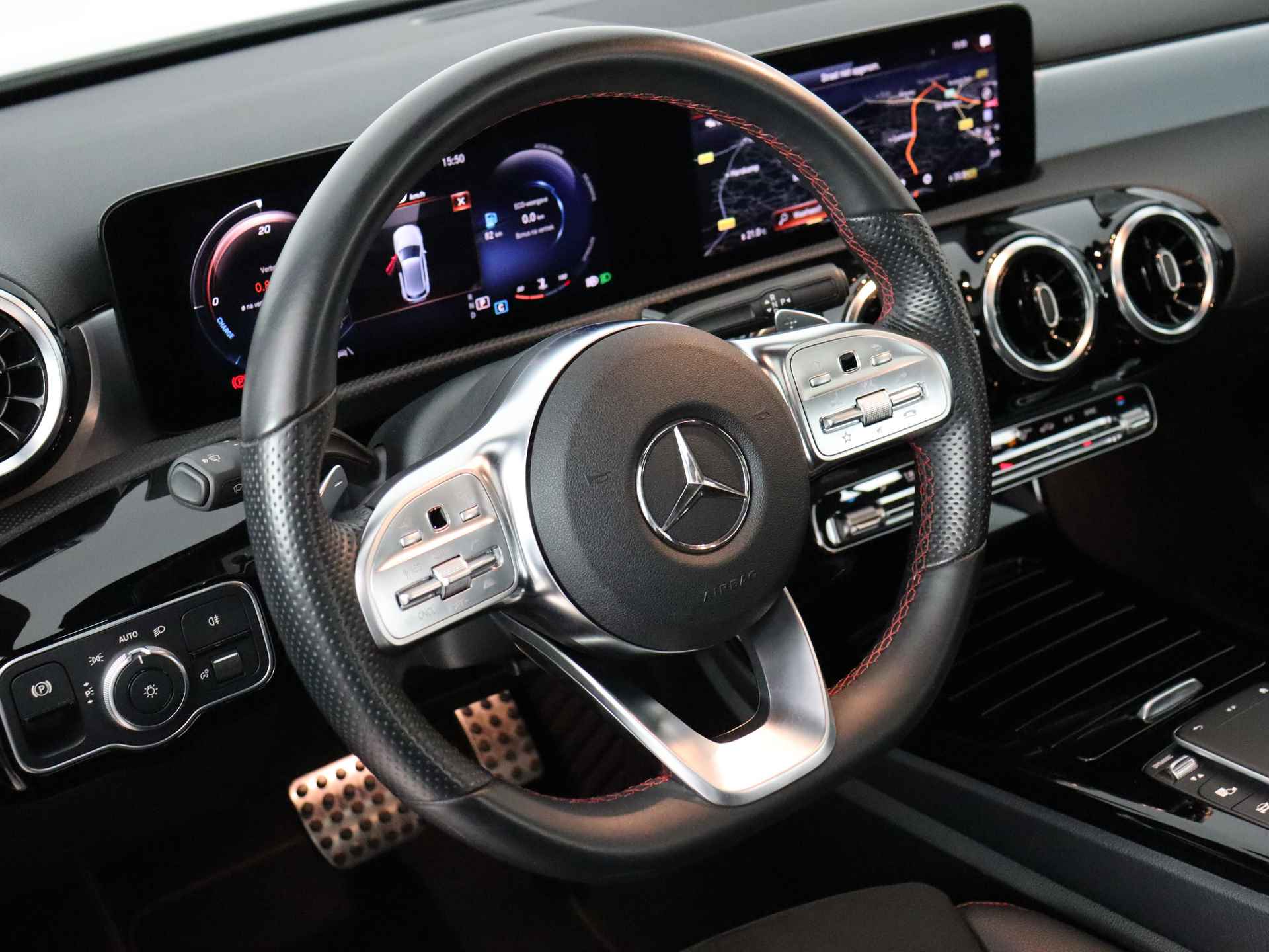 Mercedes-Benz A-Klasse 200 AMG Line (Panodak / ACC / Full Led / Distronic+ / Climate / 19 Inch / Digi dash) - 39/67