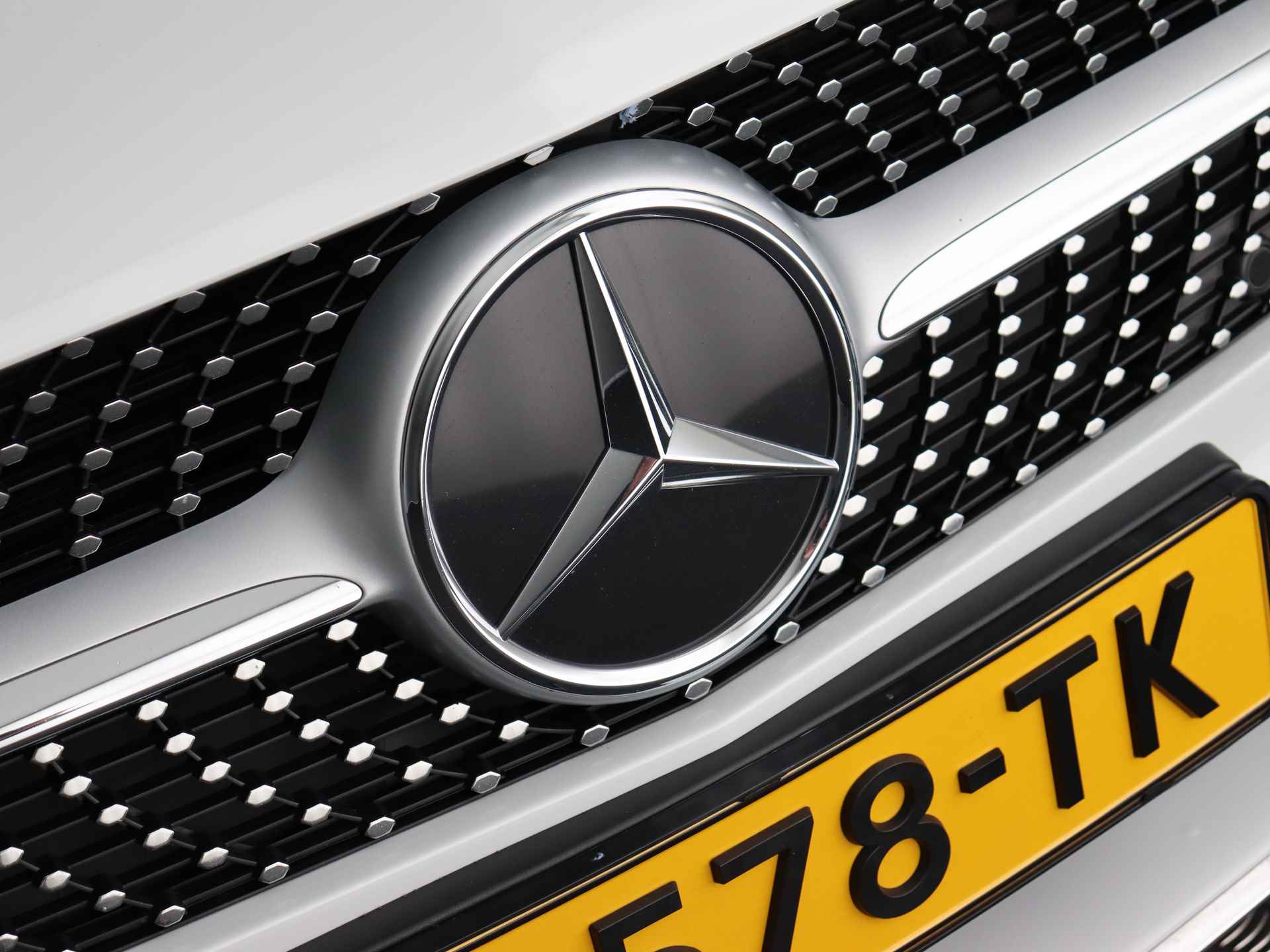 Mercedes-Benz A-Klasse 200 AMG Line (Panodak / ACC / Full Led / Distronic+ / Climate / 19 Inch / Digi dash) - 60/67
