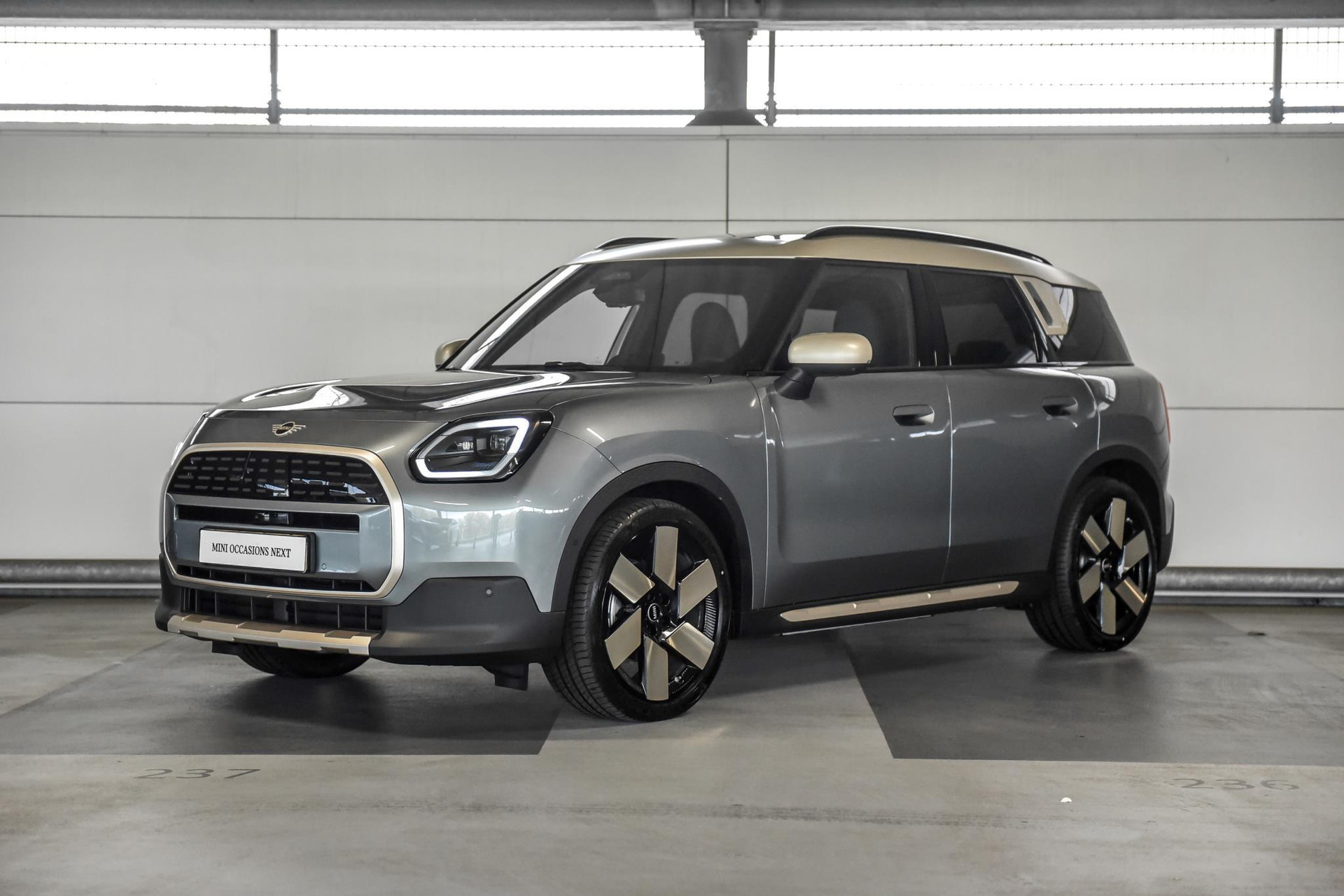 MINI Countryman E Favoured 66.5 kWh | Pakket L | Dak en spiegelkappen in Vibrant Silver