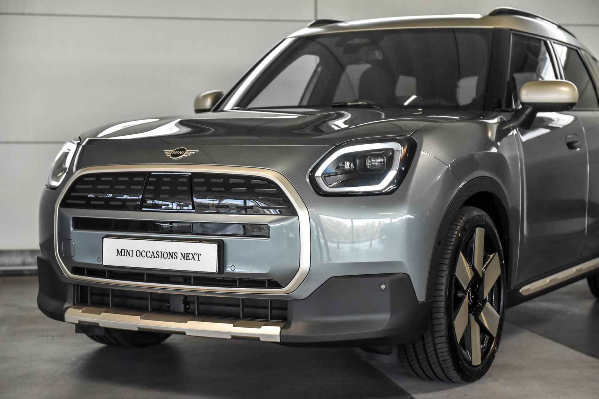 MINI Countryman E Favoured 66.5 kWh | Pakket L | Dak en spiegelkappen in Vibrant Silver - 2/22