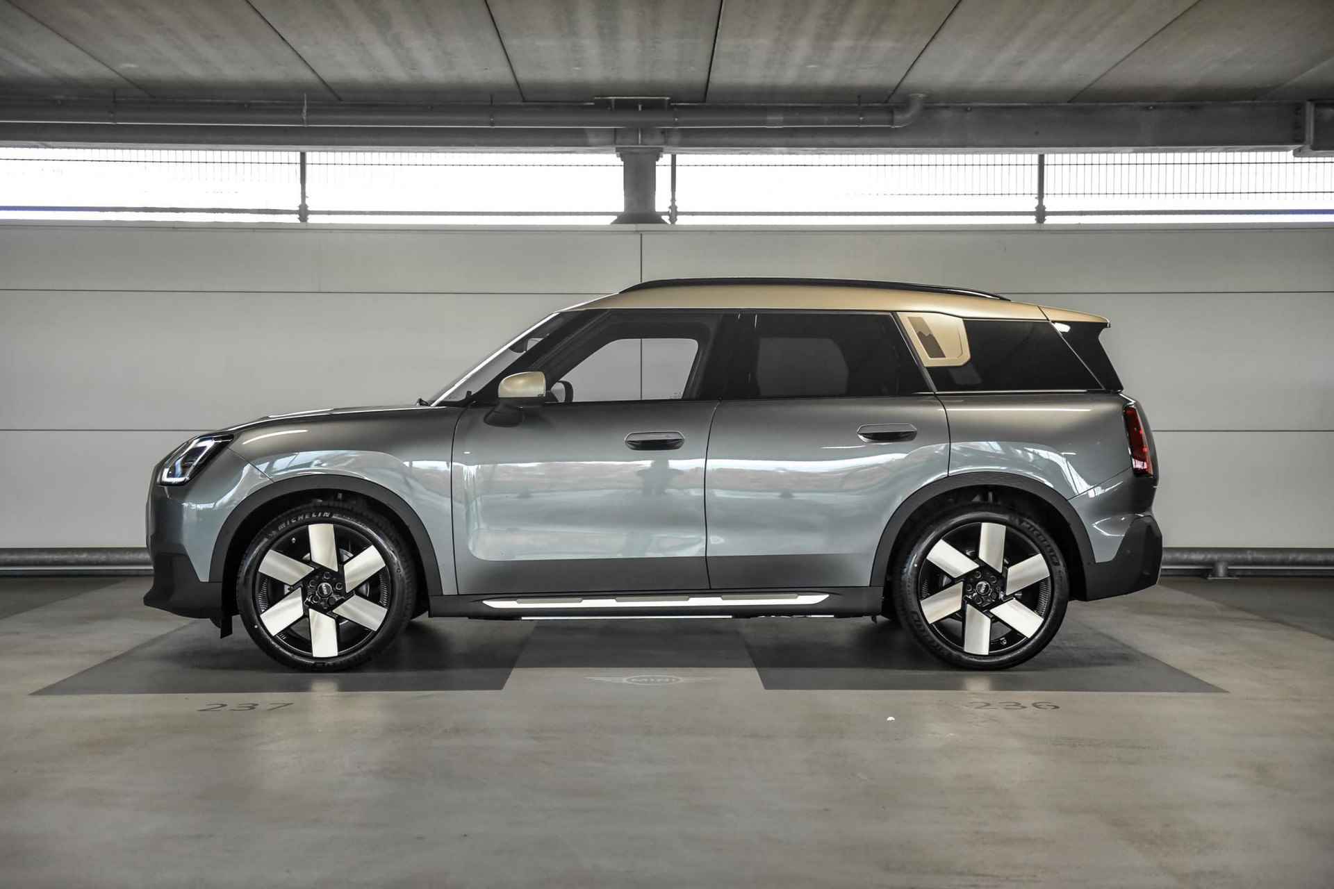 MINI Countryman E Favoured 66.5 kWh | Pakket L | Dak en spiegelkappen in Vibrant Silver - 3/22