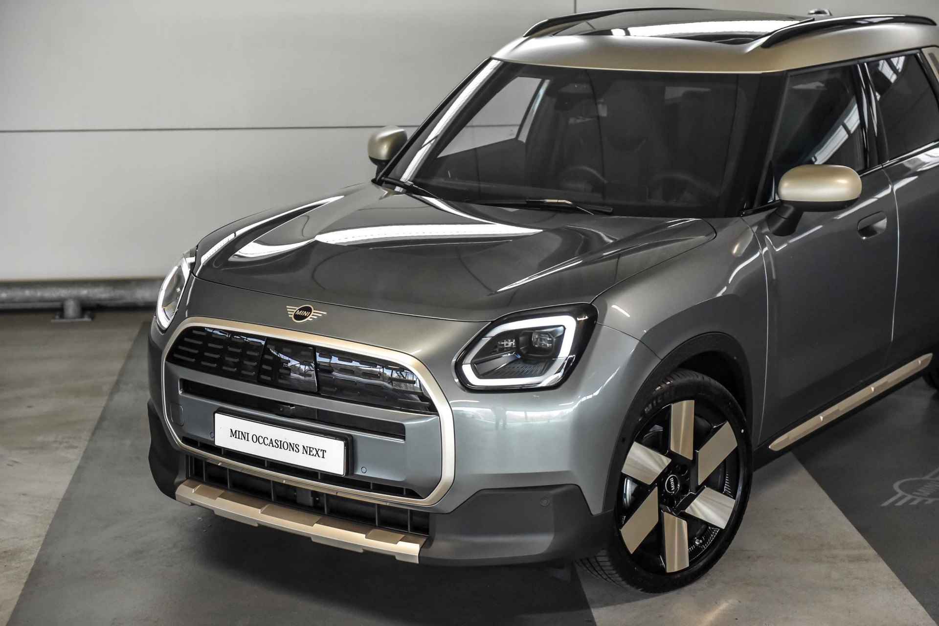 MINI Countryman E Favoured 66.5 kWh | Pakket L | Dak en spiegelkappen in Vibrant Silver - 21/22