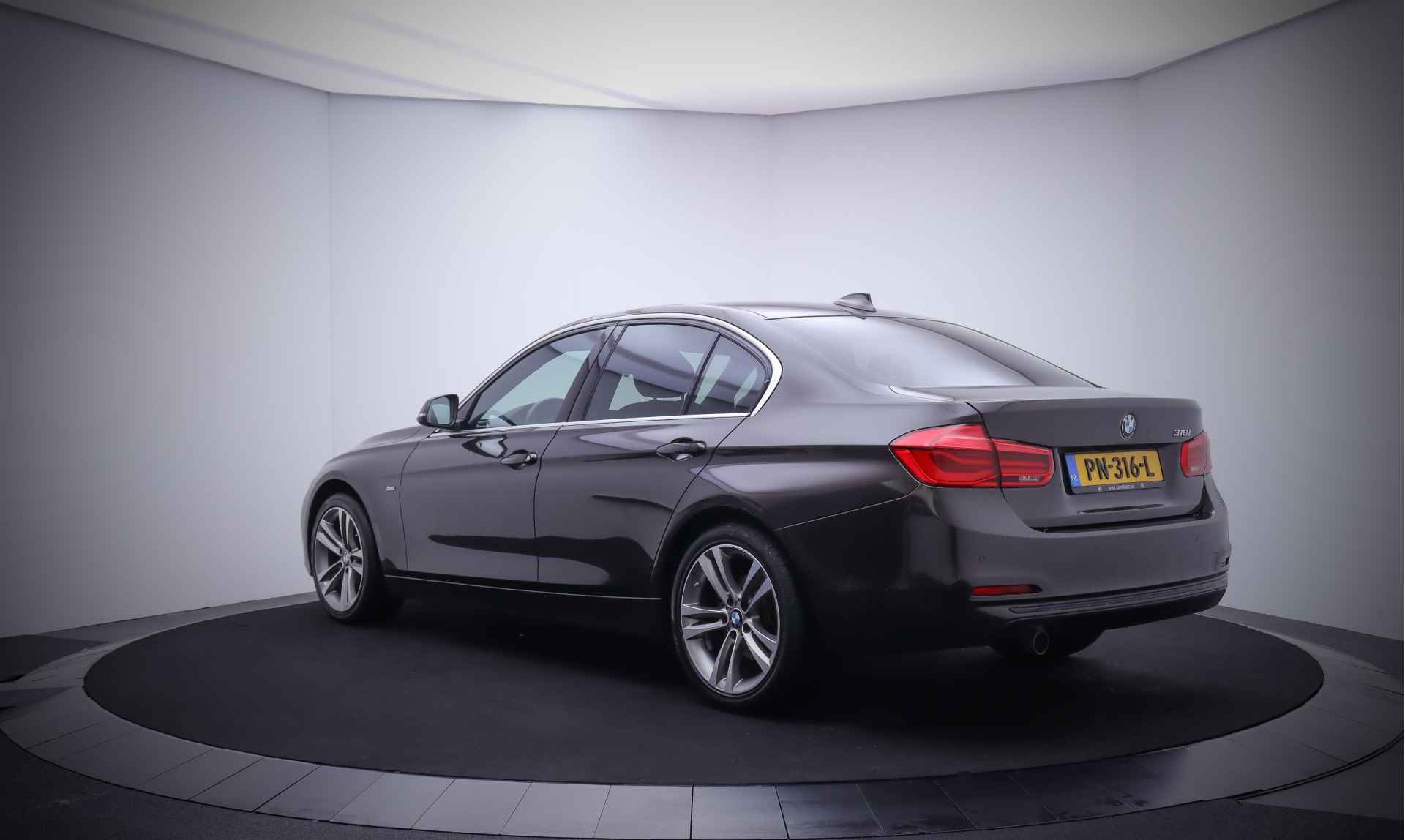 BMW 3-serie 318iA SPORT-LINE Executive FULL LED/NAVI PROF/SPORTSTOELEN/CRUISE/PDC V+A/LMV 18'' - 7/24