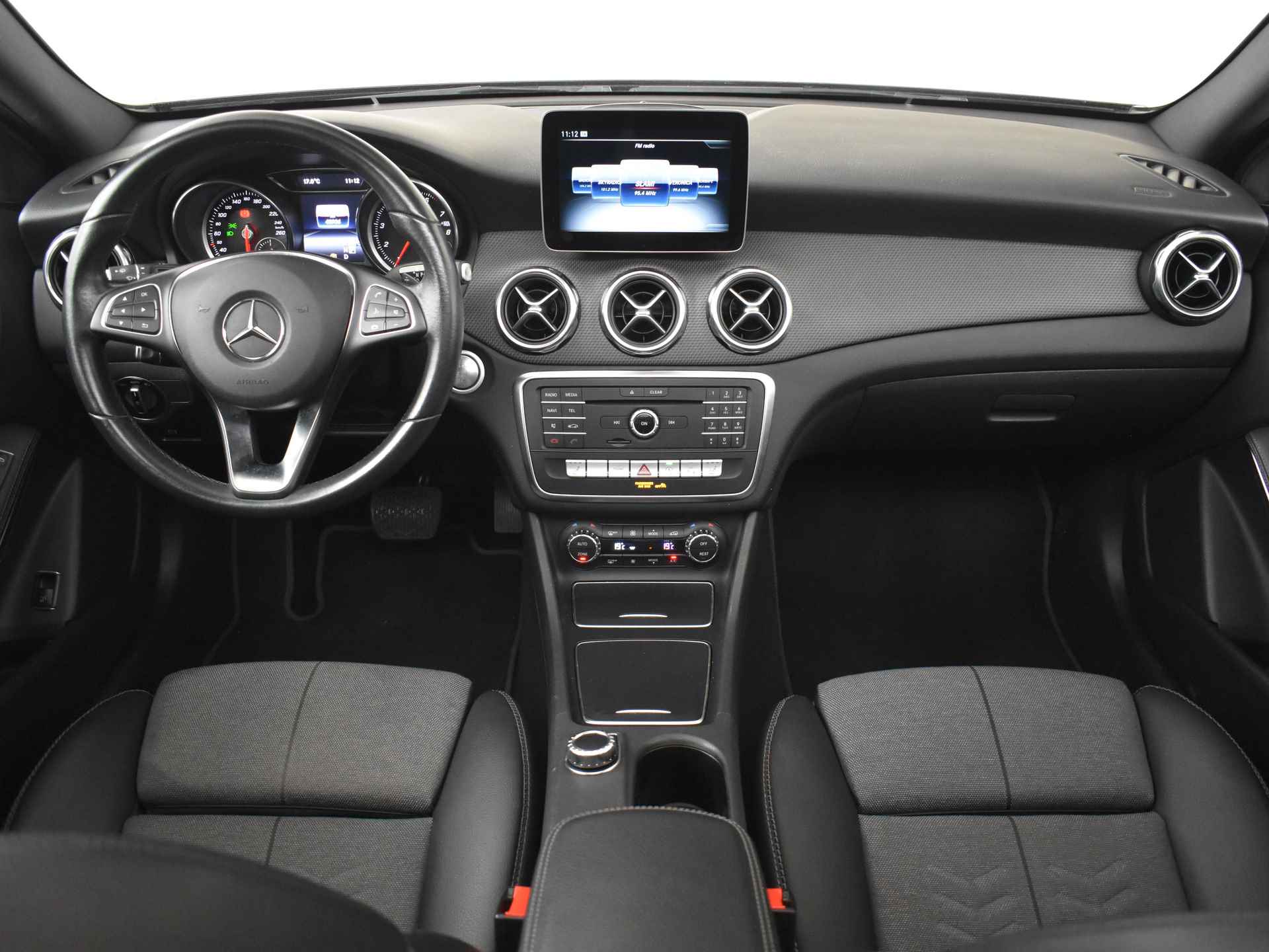 Mercedes-Benz GLA 200 Premium Plus 157pk | Cruise control | Navigatie | Trekhaak | Panorama dak | Camera achter | Led koplampen | 17"LMV - 22/56