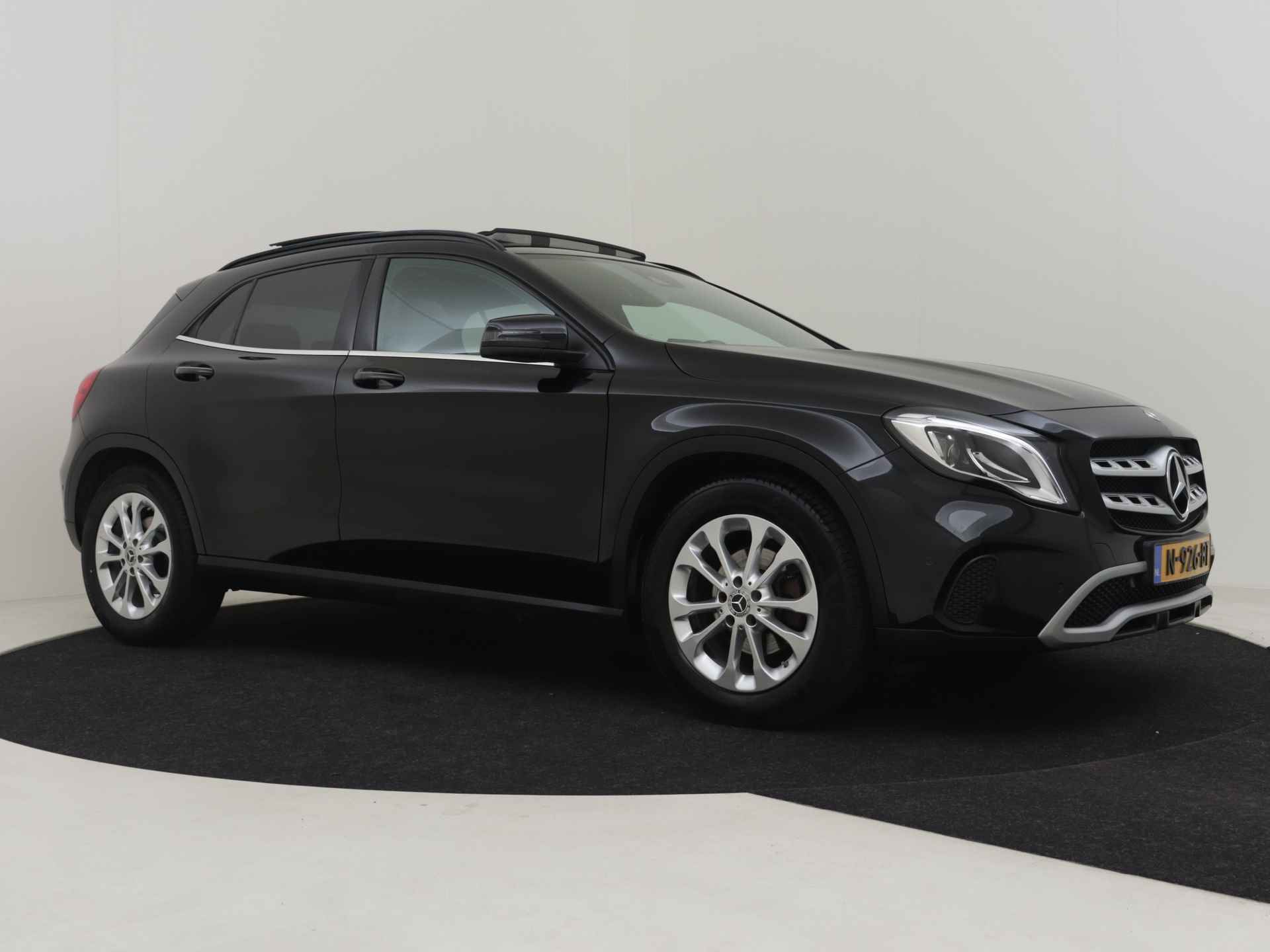 Mercedes-Benz GLA 200 Premium Plus 157pk | Cruise control | Navigatie | Trekhaak | Panorama dak | Camera achter | Led koplampen | 17"LMV - 34/56