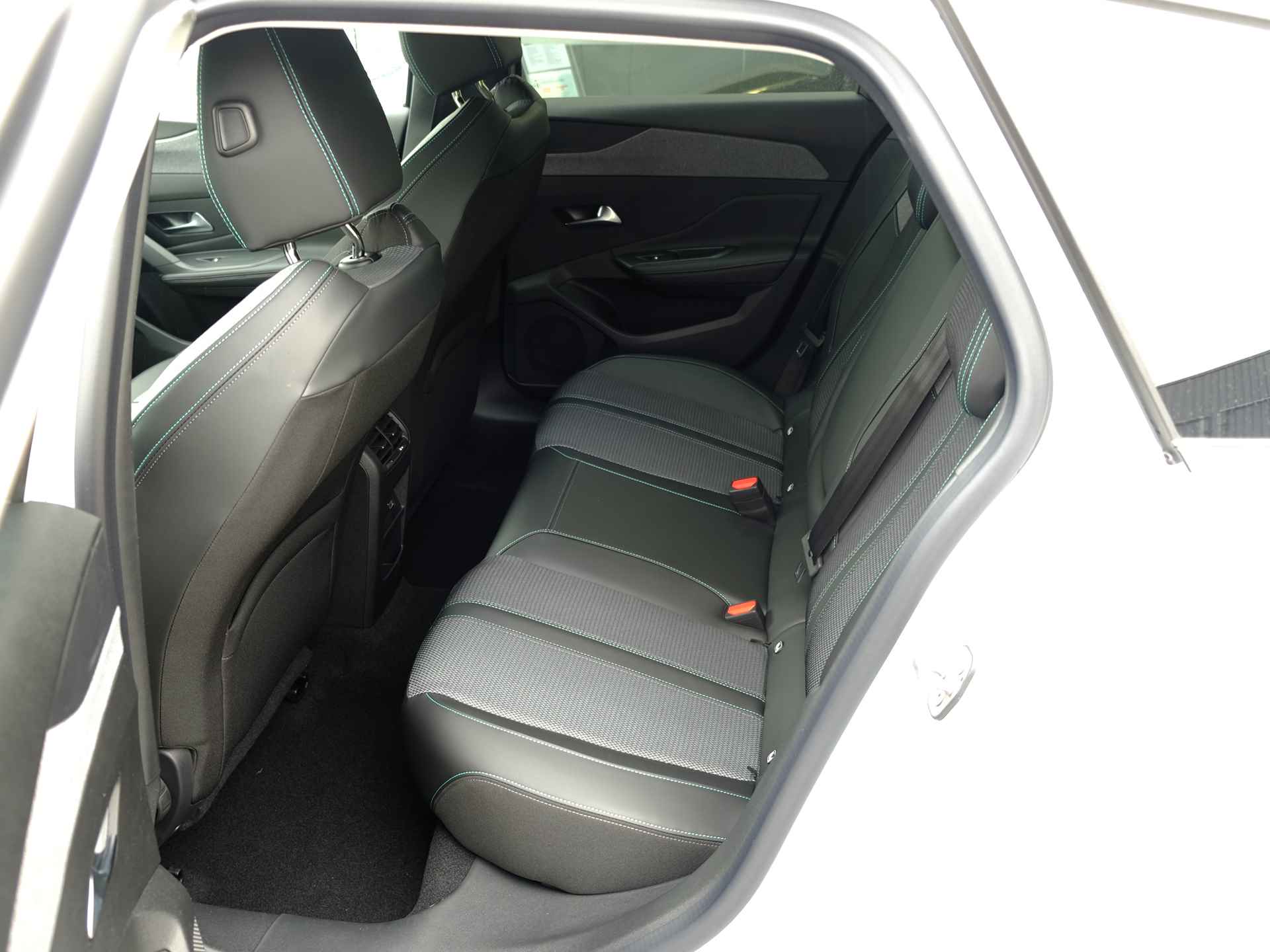 Peugeot 308 Sw 1.2 PureTech Allure 130pk | Carplay | Park. sensoren | Camera | Stoelverwarming - 5/23