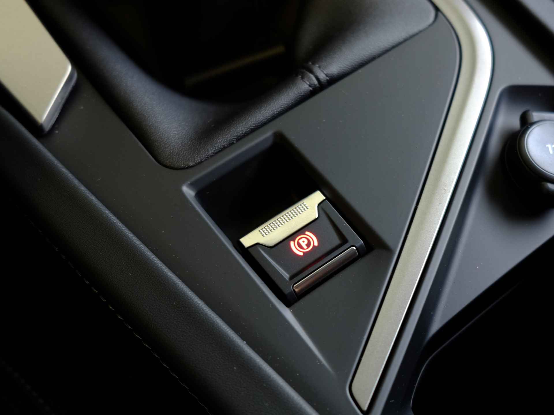 Peugeot 308 Sw 1.2 PureTech Allure 130pk | Carplay | Park. sensoren | Camera | Stoelverwarming - 22/23