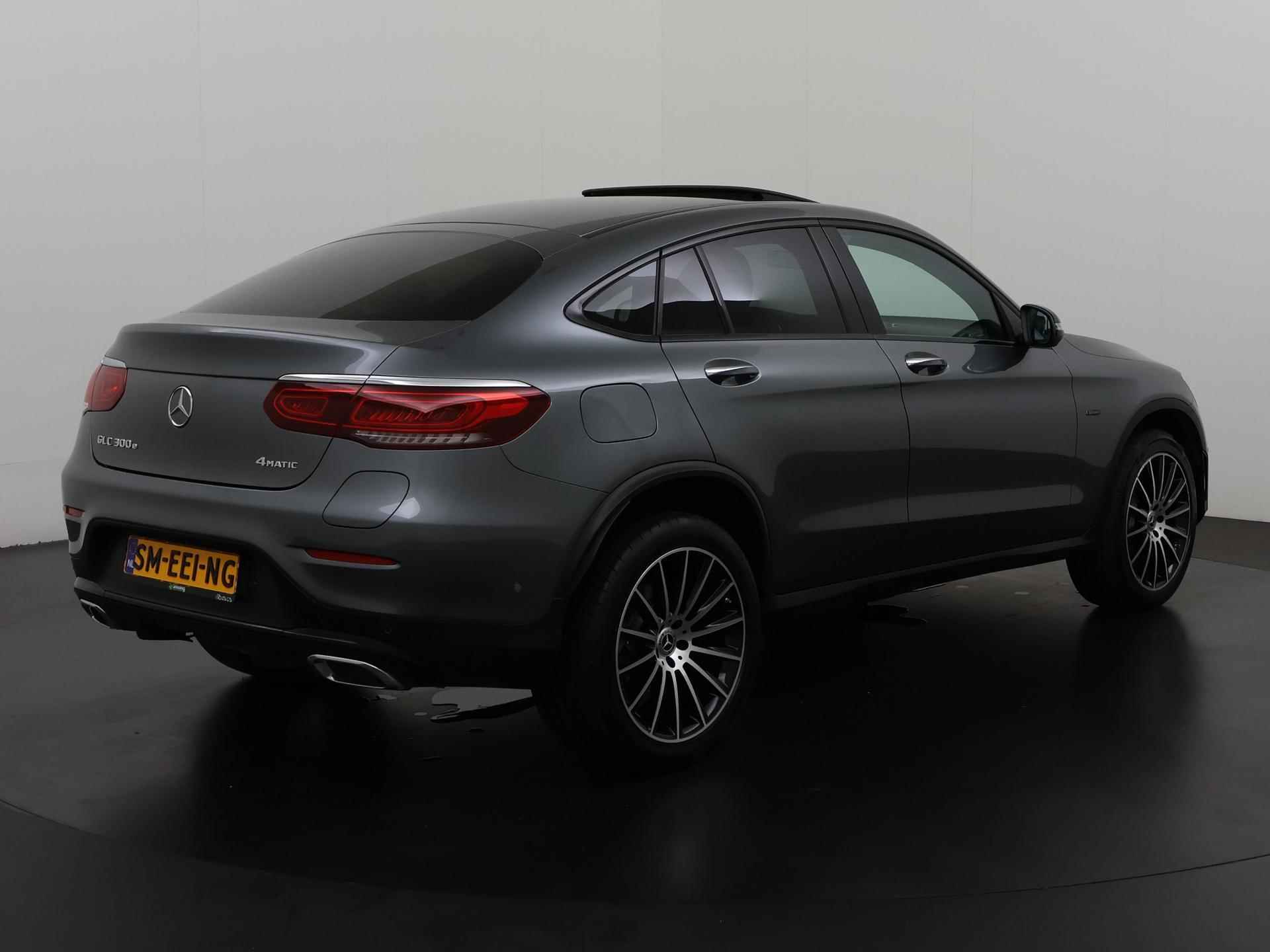 Mercedes-Benz GLC-klasse Coupé 300e 4MATIC Premium Plus AMG Night | Trekhaak | Schuifdak | Leder | Burmester | Zondag Open! - 4/45