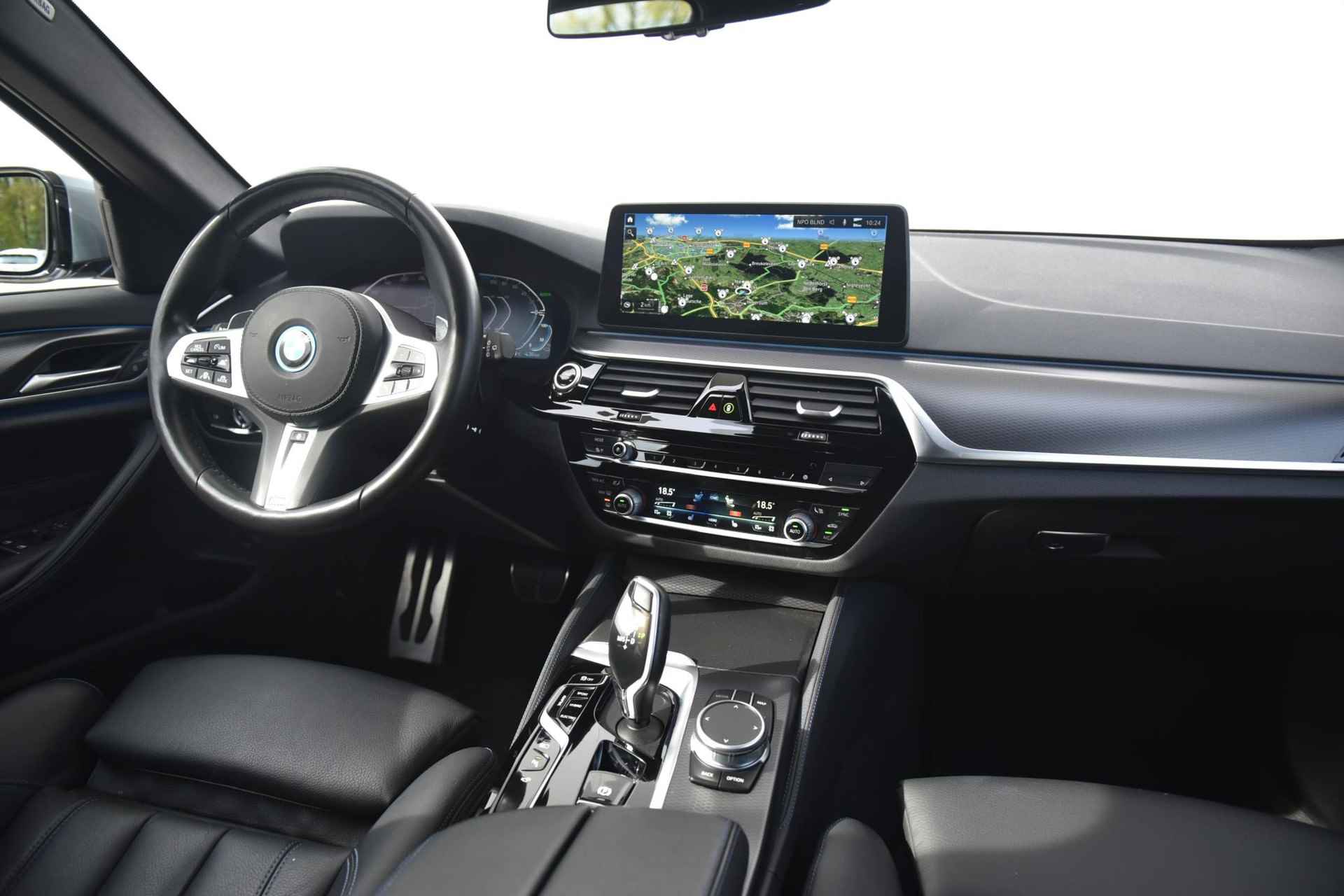 BMW 5 Serie Touring 530e xDrive High Executive Glazen Schuifdak / Adaptief Onderstel / Stuurwielrand Verwarming / Comfort Acces / Soft Close / Electrische Zwenkhaak / Getinte Ramen Achter / Driving Assistant Prof / Parking Assistant Prof / Head Up Display / Laser Light - 13/28