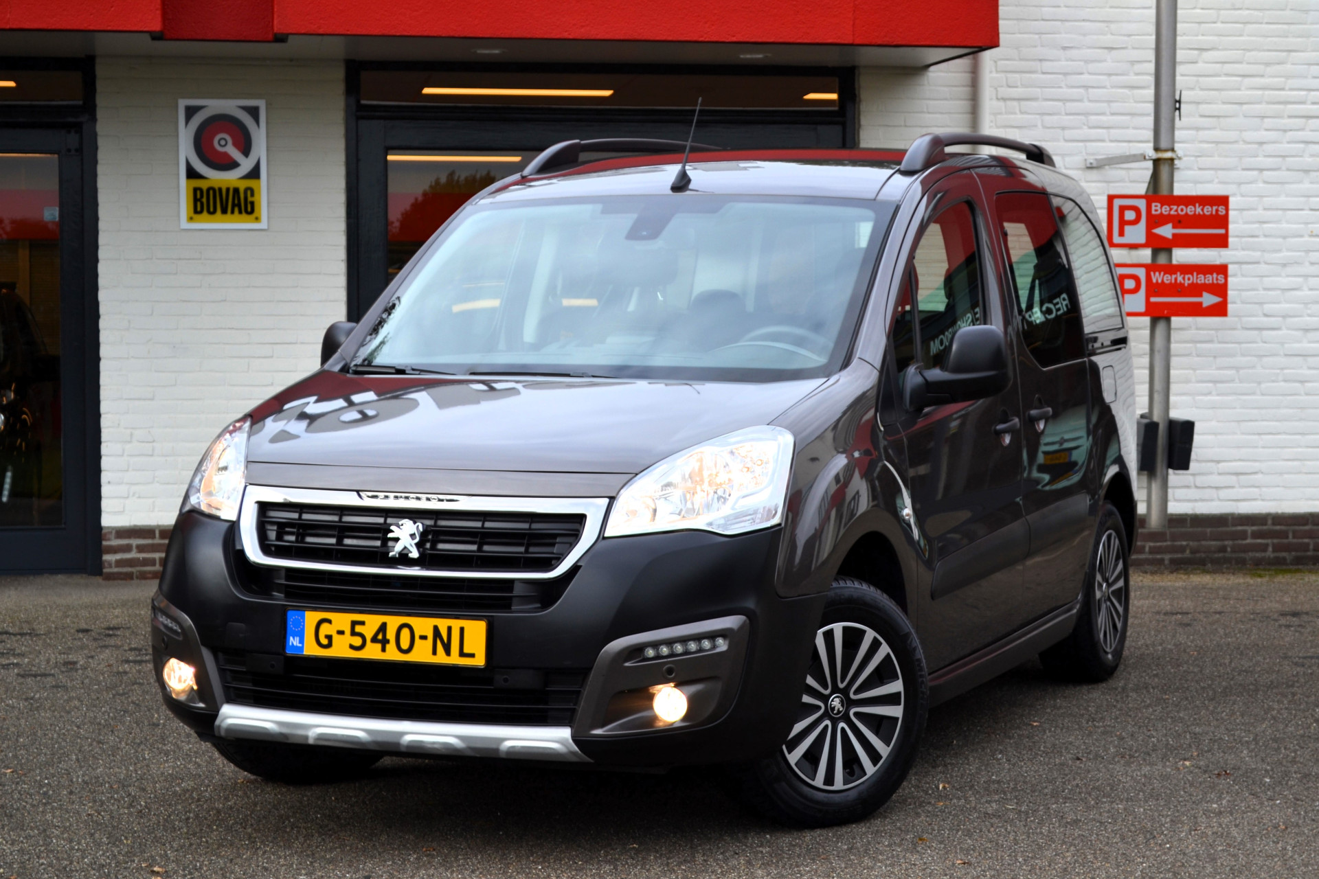 Peugeot Partner Tepee 1.2 PureTech Allure, Navi, Clima, Camera, Pdc V + A, Trekhaak, etc