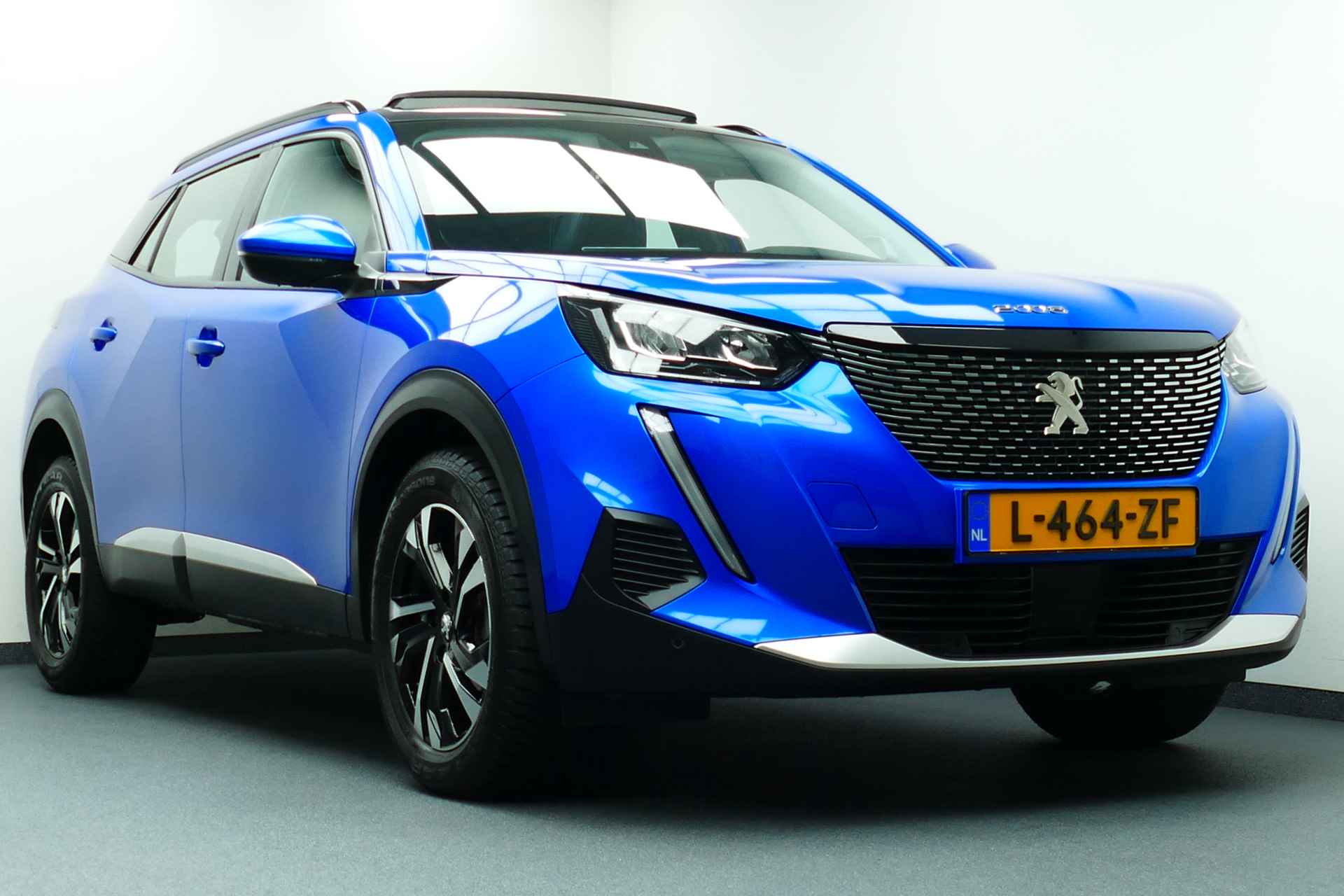 Peugeot 2008 1.2 130pk Allure. Panodak, Virt Cockpit, Led Koplampen, Stoelverw, Navi, Camera - 2/44