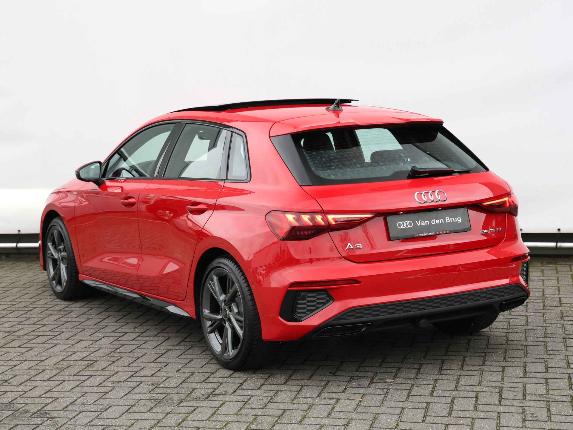 Audi A3 Sportback 35 TFSI S edition 150pk | Pano | Camera | Matrix LED | Stoelverwarming | Adaptive Cruise - 14/47