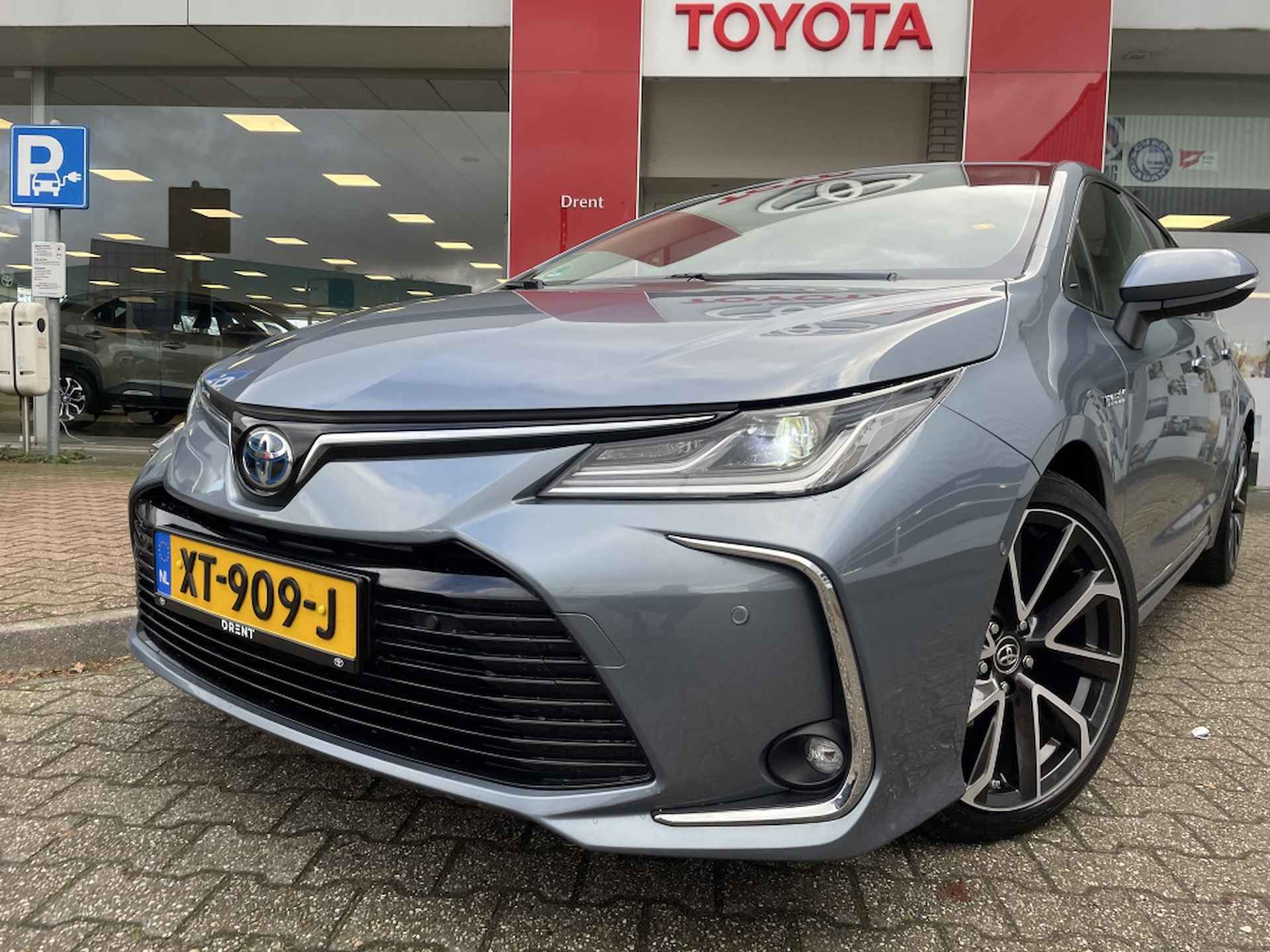 Toyota Corolla 1.8 Hybrid Executive | sensoren v&a | keyless entry + start | Na - 2/35