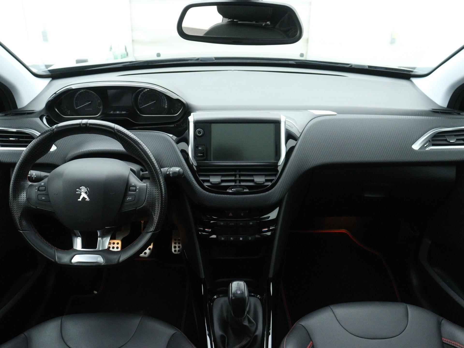 Peugeot 2008 GT-line 110pk | Navigatie | Camera | Climate Control | Sportstoelen | Licht Metalen Velgen - 19/37