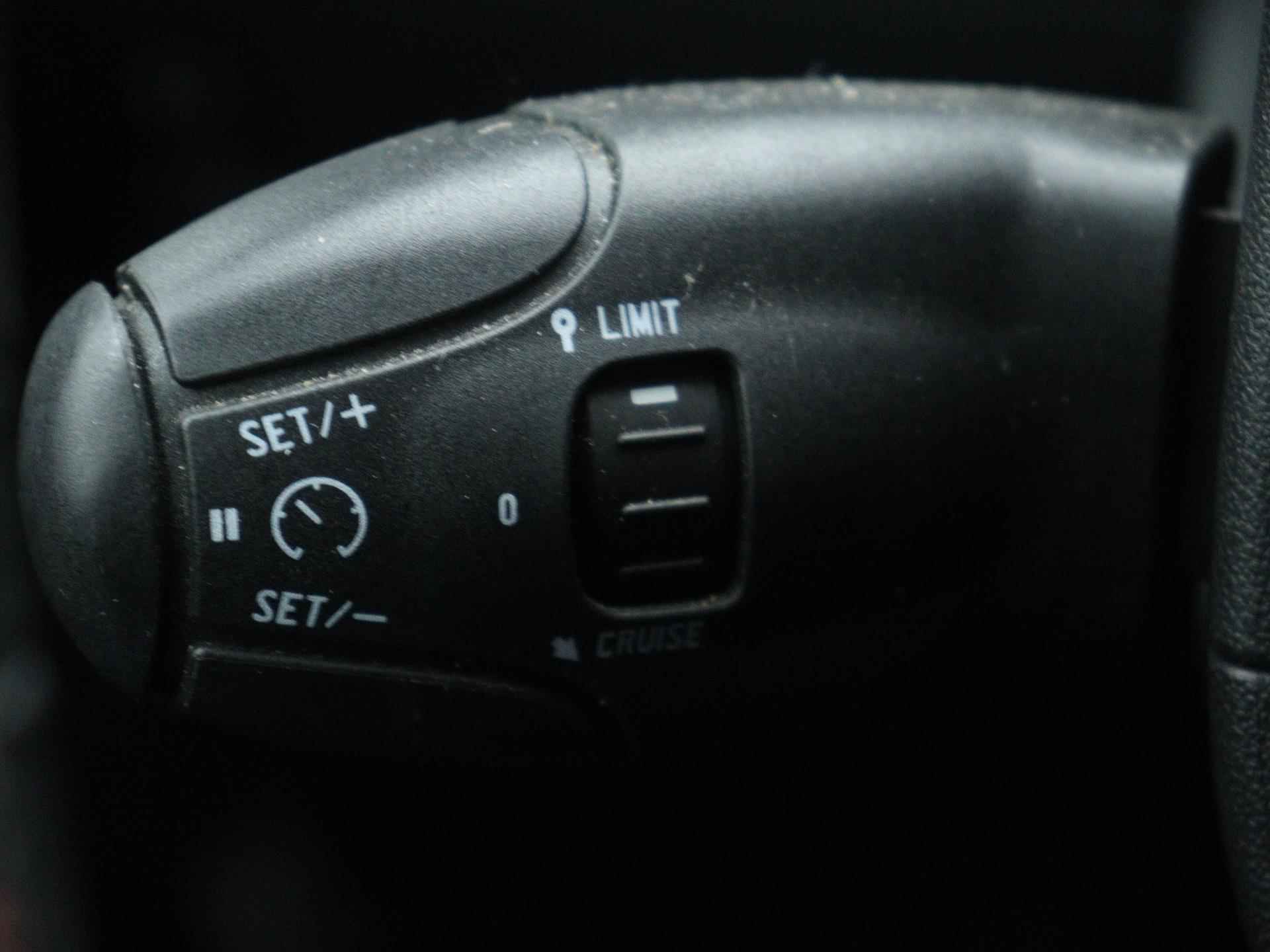 Peugeot 2008 GT-line 110pk | Navigatie | Camera | Climate Control | Sportstoelen | Licht Metalen Velgen - 27/37