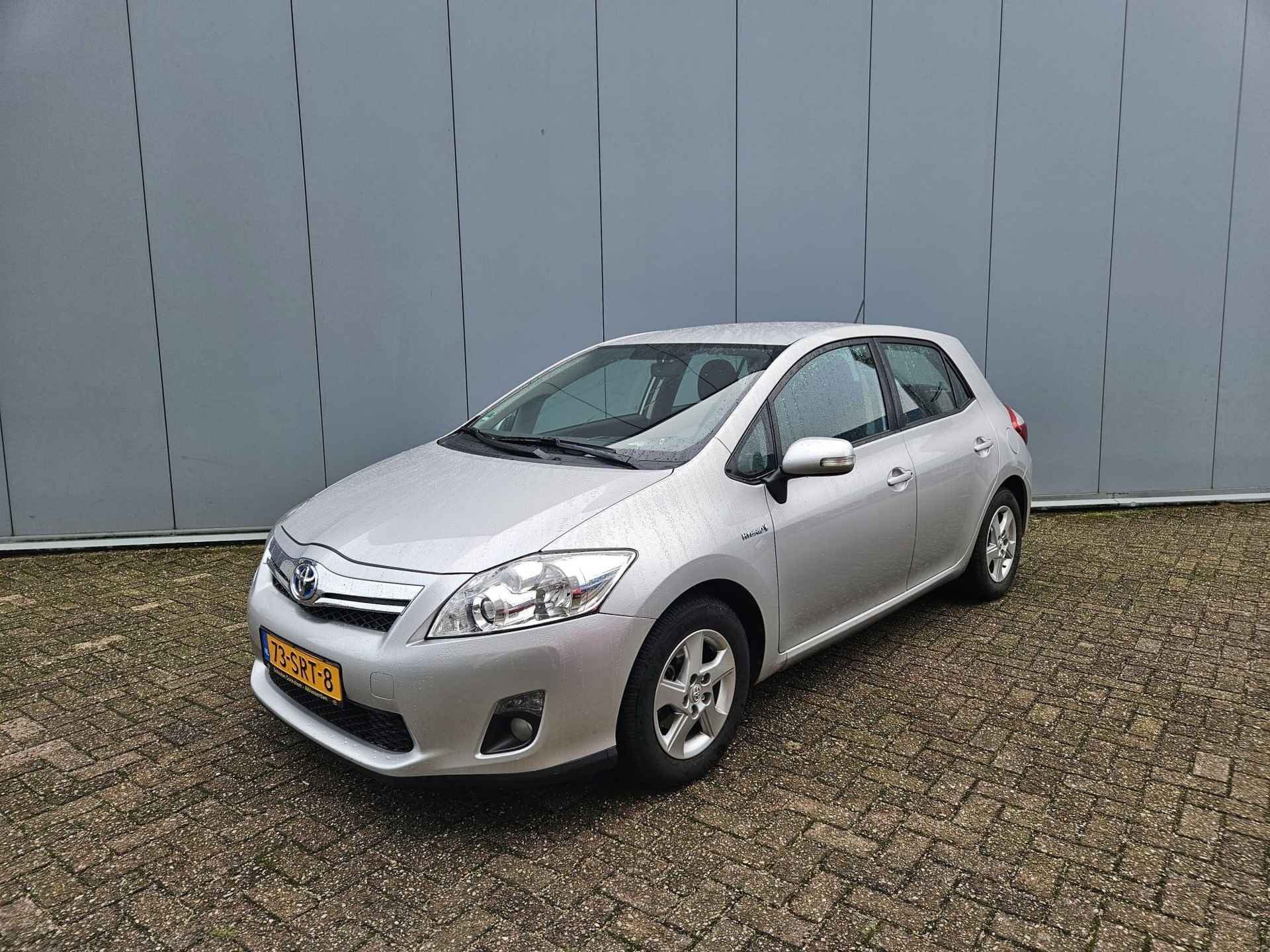 Toyota Auris 1.8 Full Hybrid Aspiration | 1e Eigenaar | NIEUW Geleverd en Onderhouden | Trekhaak | Navigatie | Camera | Climate Control | - 2/31