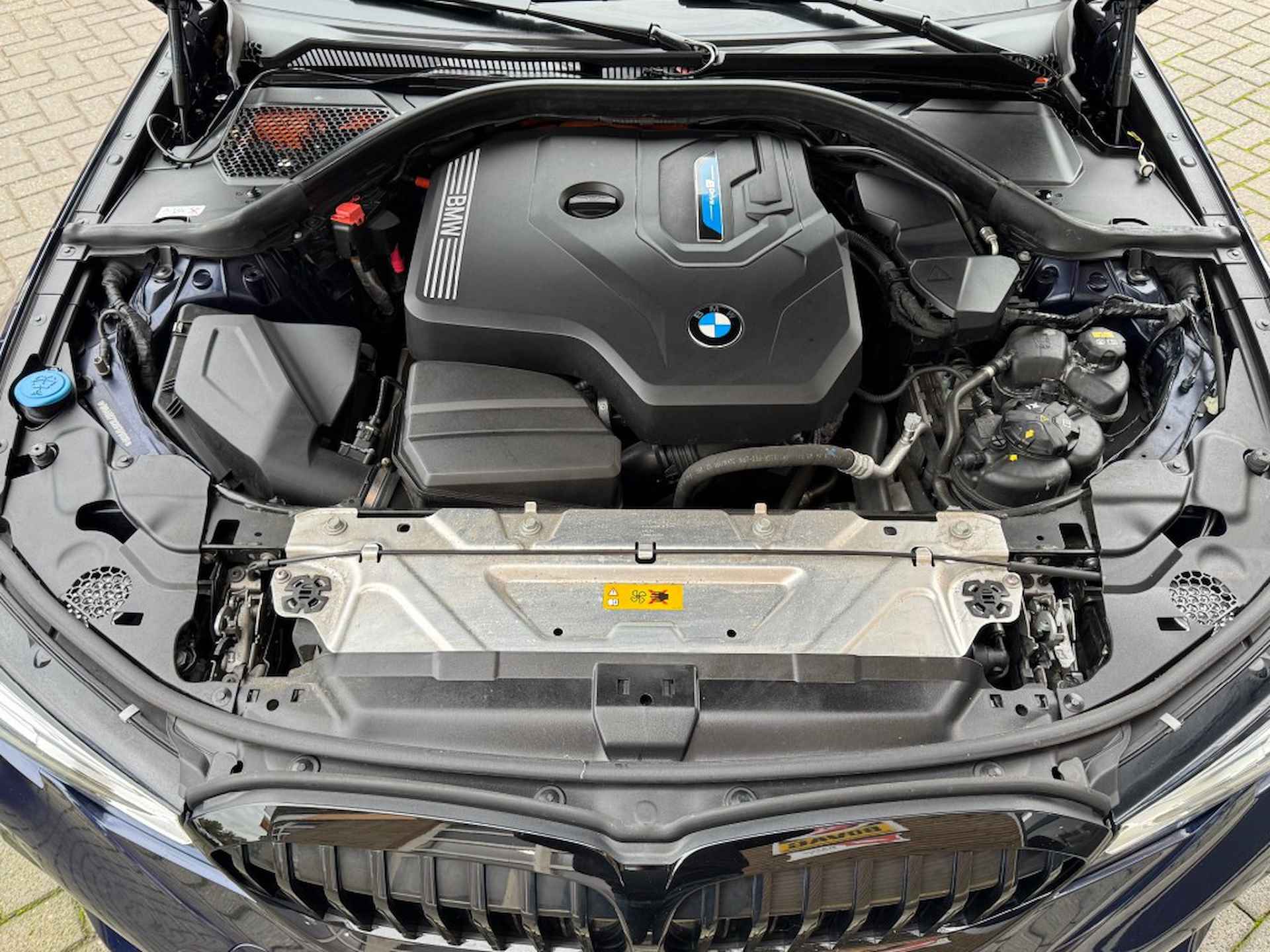 BMW 3-serie 330e M-SPORT LEER/SCHUIFDAK/HARMAN-KARDON/LED/NL-AUTO/1E EIG. - 49/54