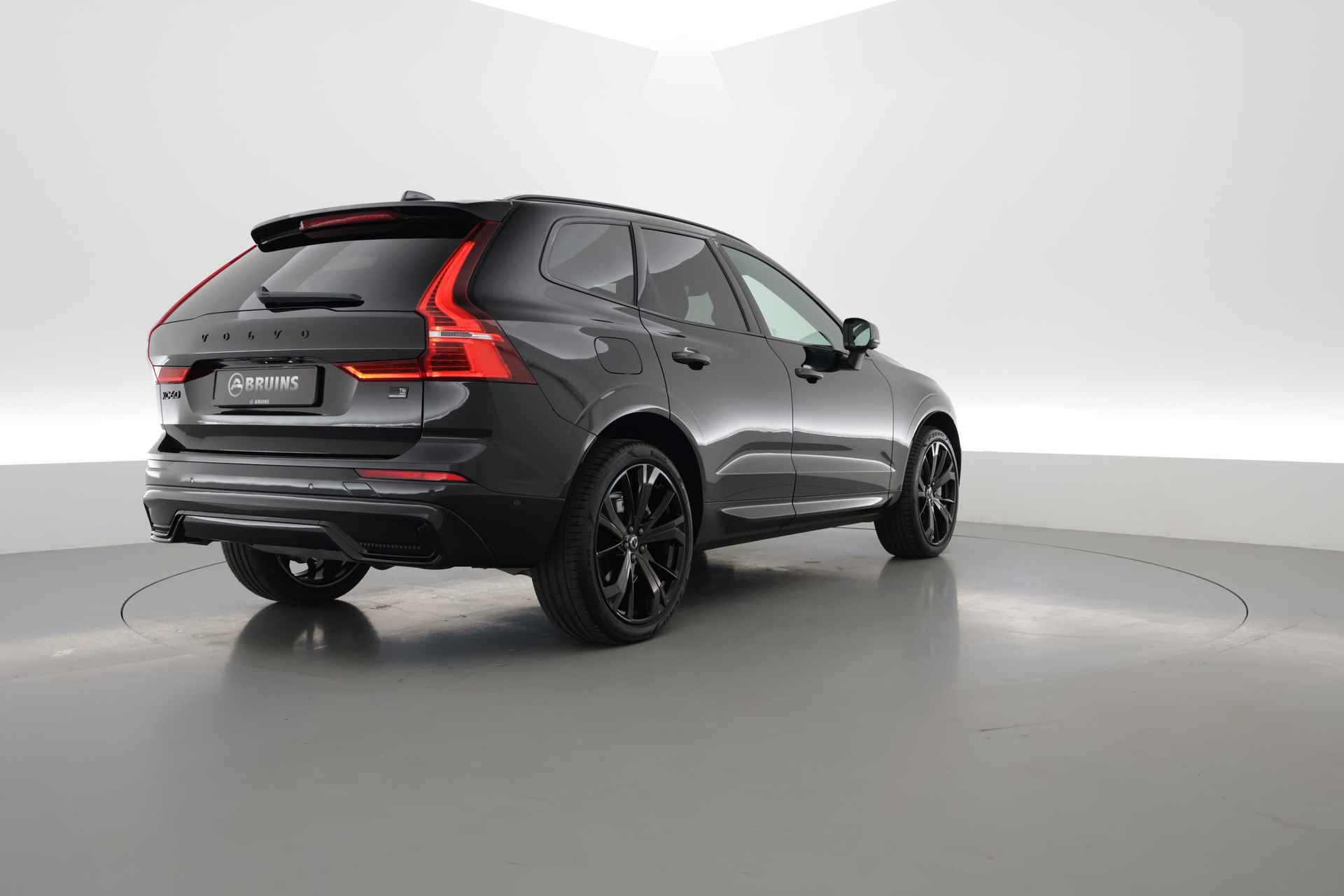 Volvo XC60 2.0 T6 Plug-in hybrid AWD Plus Black Edition | Pano | 360 camera | Pilot Assist | Winterpakket - 2/34