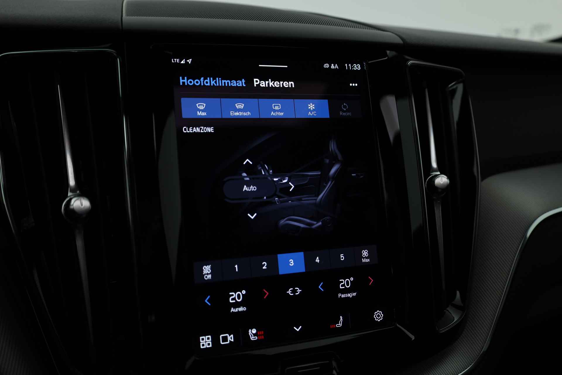 Volvo XC60 2.0 T6 Plug-in hybrid AWD Plus Black Edition | Pano | 360 camera | Pilot Assist | Winterpakket - 16/34