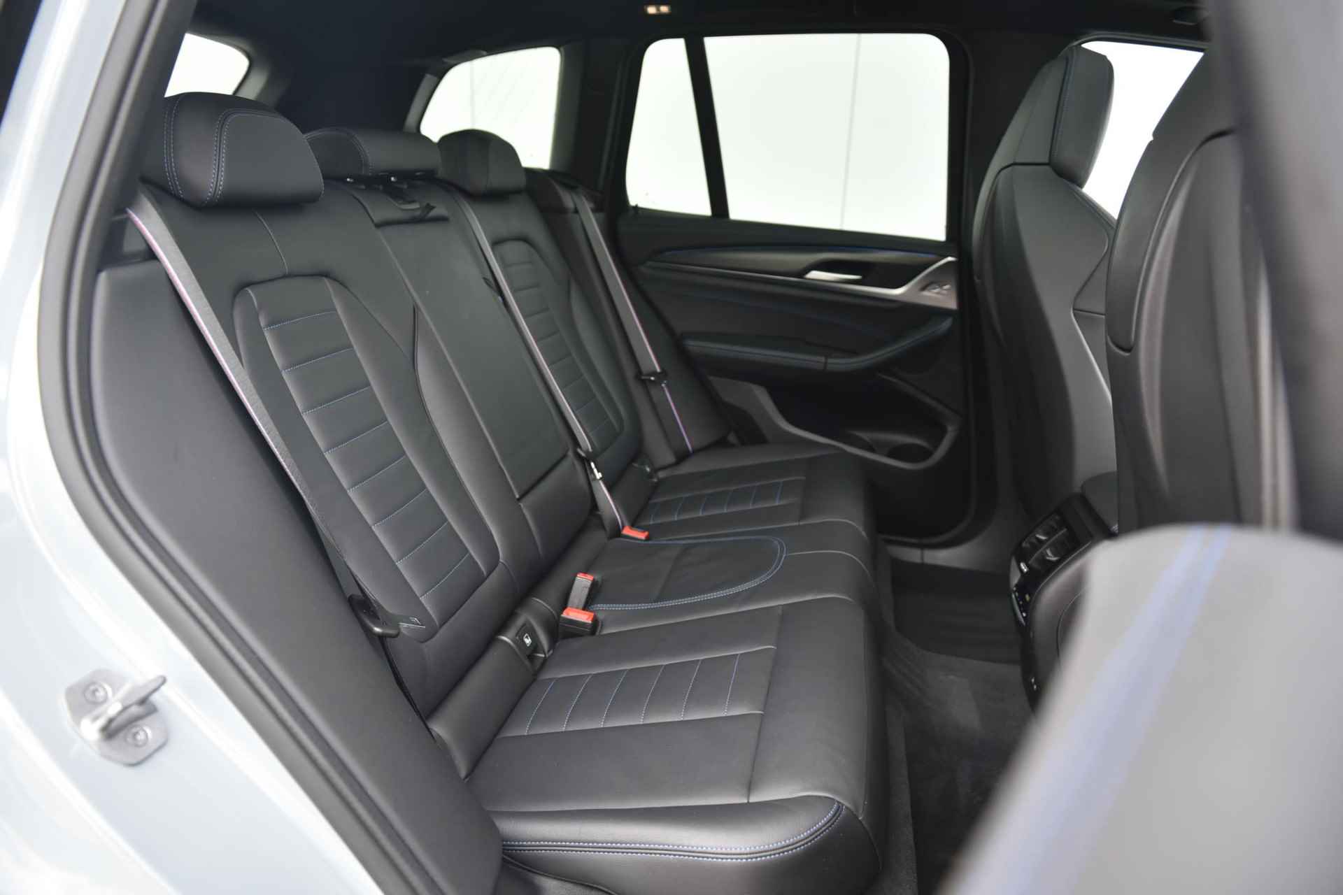BMW X3 xDrive30e High Executive M-Sport Glazen Schuifdak / 20 Inch / Stuurwielrand Verwarming / Shadow Line / Comfort Acces / Getinte Ramen / Electrisch verstelbare Voorstoelen / Driving Assistant / Parking Assistant Plus / Hifi - 8/26