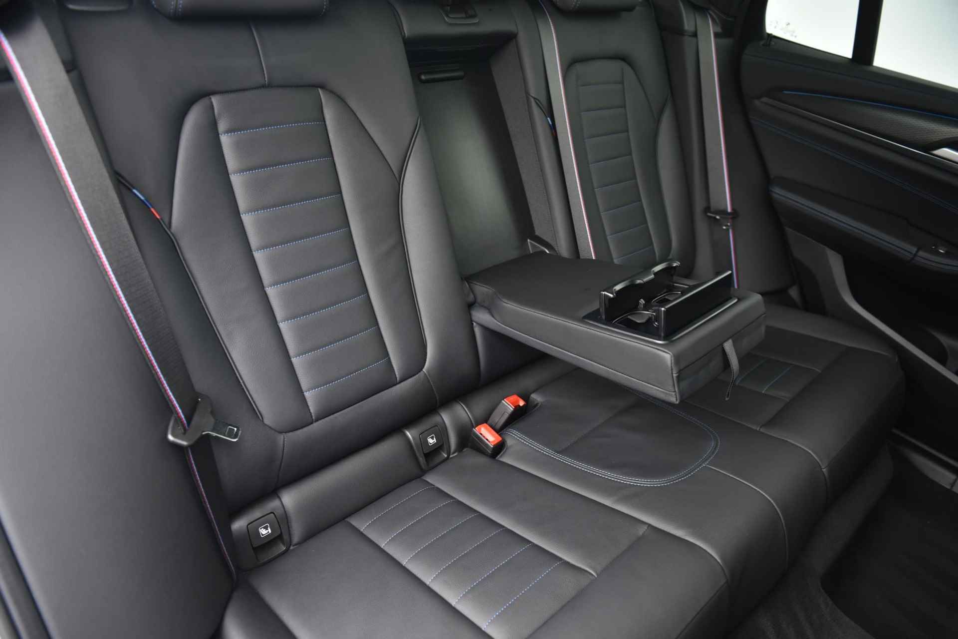 BMW X3 xDrive30e High Executive M-Sport Glazen Schuifdak / 20 Inch / Stuurwielrand Verwarming / Shadow Line / Comfort Acces / Getinte Ramen / Electrisch verstelbare Voorstoelen / Driving Assistant / Parking Assistant Plus / Hifi - 9/26