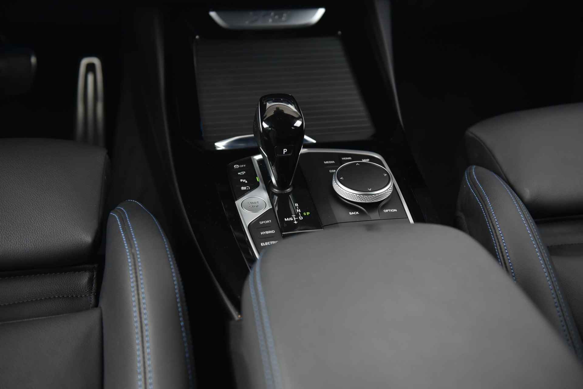 BMW X3 xDrive30e High Executive M-Sport Glazen Schuifdak / 20 Inch / Stuurwielrand Verwarming / Shadow Line / Comfort Acces / Getinte Ramen / Electrisch verstelbare Voorstoelen / Driving Assistant / Parking Assistant Plus / Hifi - 16/26