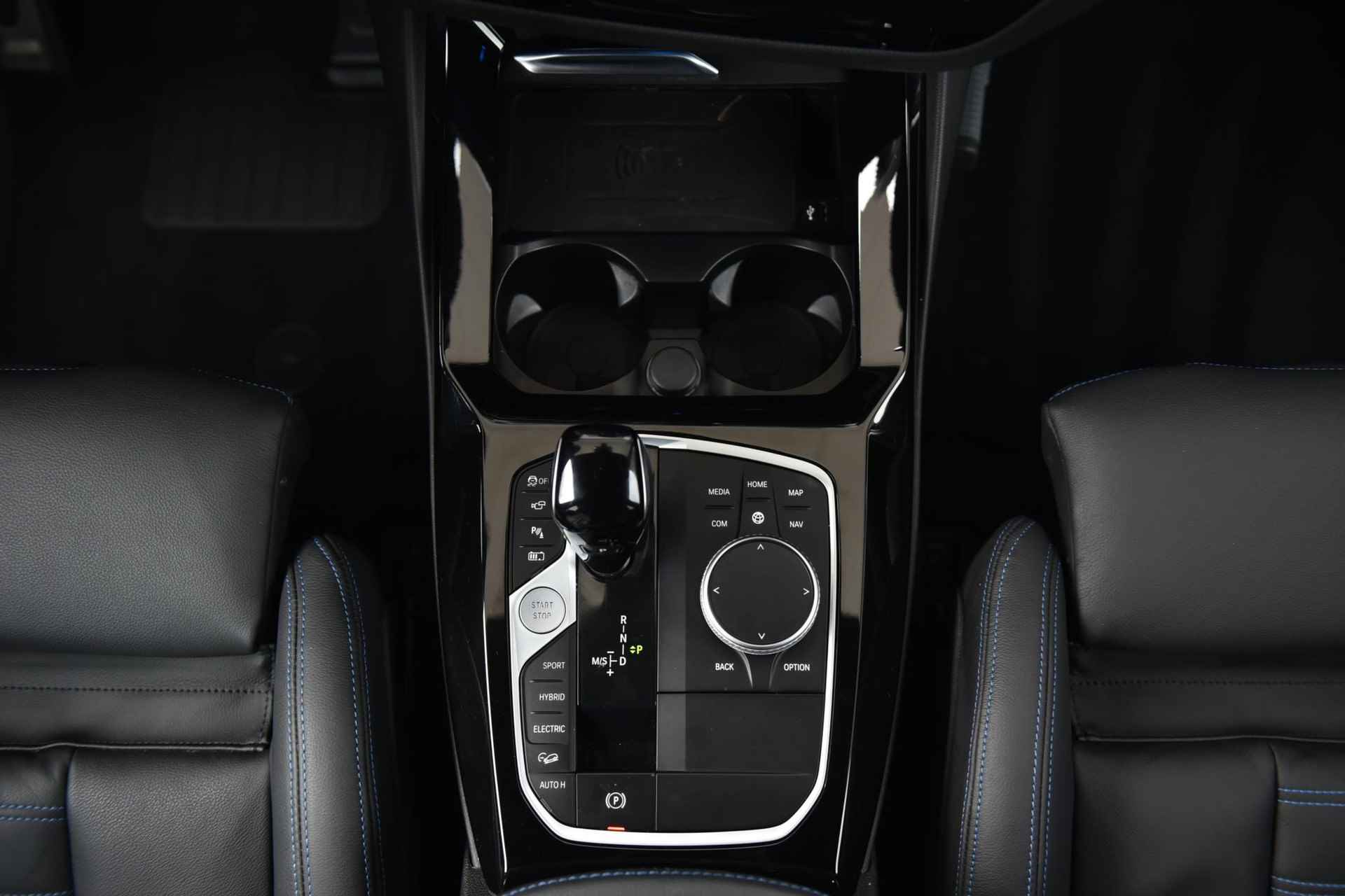 BMW X3 xDrive30e High Executive M-Sport Glazen Schuifdak / 20 Inch / Stuurwielrand Verwarming / Shadow Line / Comfort Acces / Getinte Ramen / Electrisch verstelbare Voorstoelen / Driving Assistant / Parking Assistant Plus / Hifi - 17/26