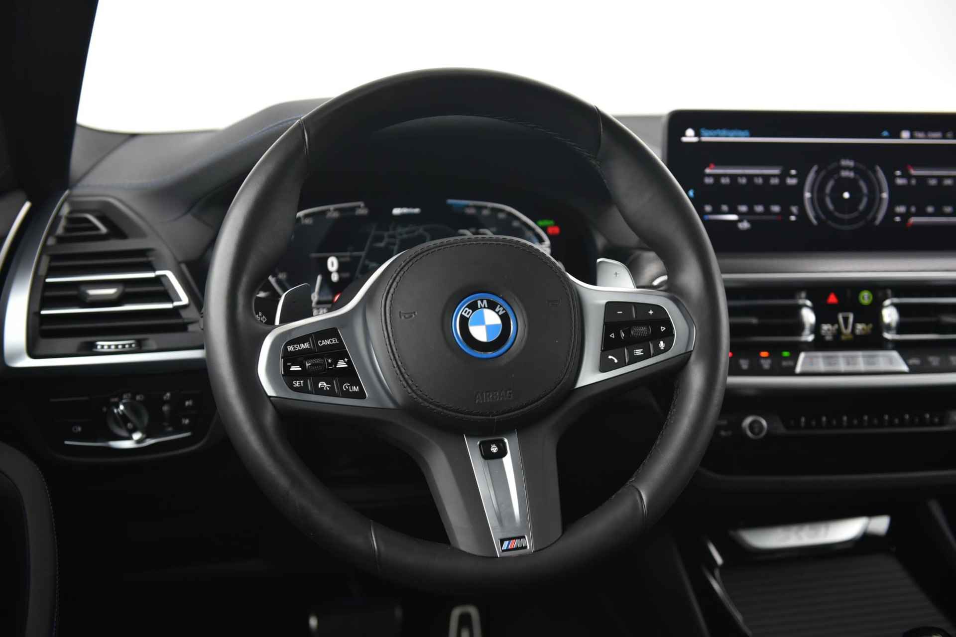 BMW X3 xDrive30e High Executive M-Sport Glazen Schuifdak / 20 Inch / Stuurwielrand Verwarming / Shadow Line / Comfort Acces / Getinte Ramen / Electrisch verstelbare Voorstoelen / Driving Assistant / Parking Assistant Plus / Hifi - 18/26