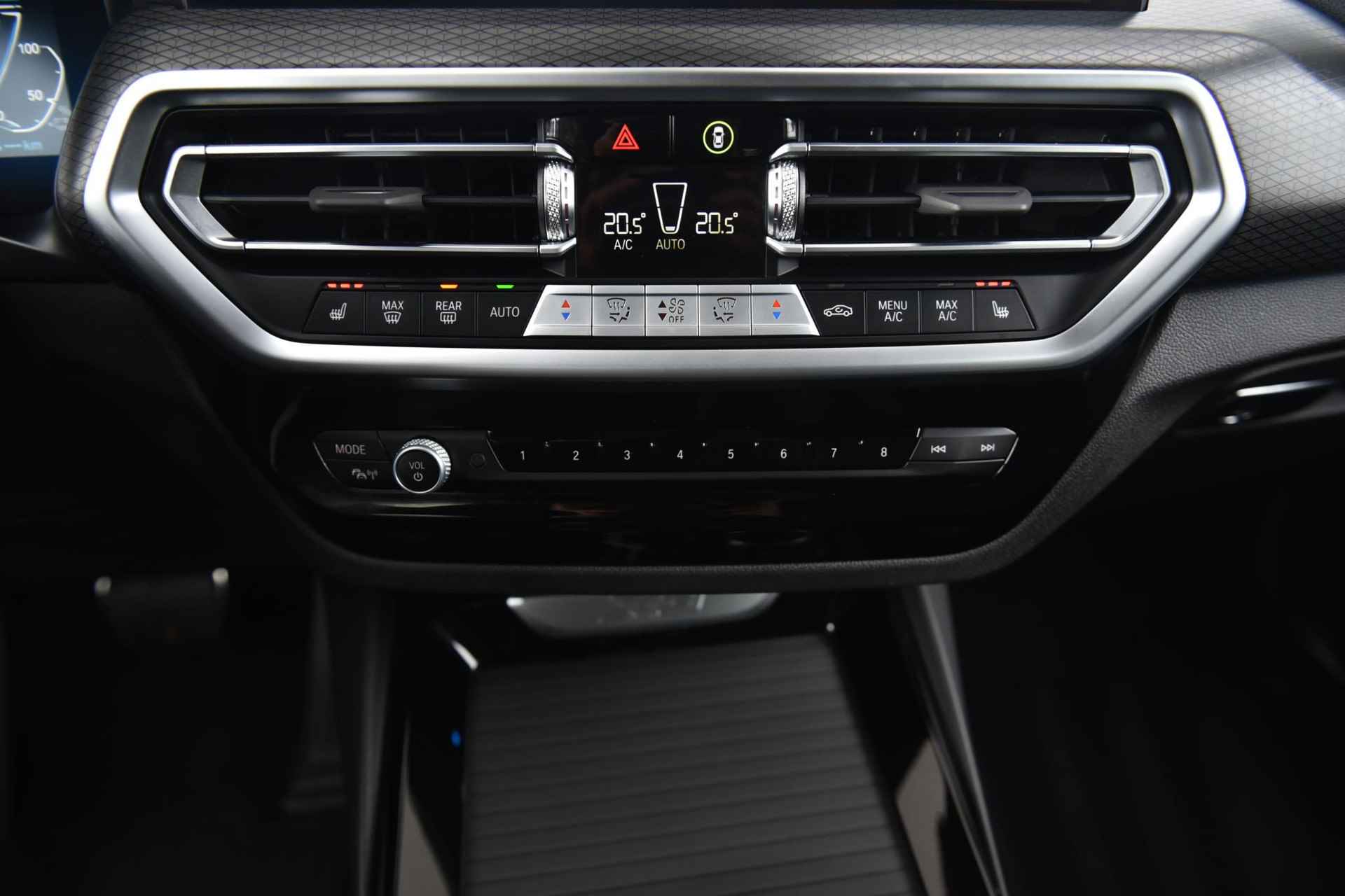 BMW X3 xDrive30e High Executive M-Sport Glazen Schuifdak / 20 Inch / Stuurwielrand Verwarming / Shadow Line / Comfort Acces / Getinte Ramen / Electrisch verstelbare Voorstoelen / Driving Assistant / Parking Assistant Plus / Hifi - 25/26