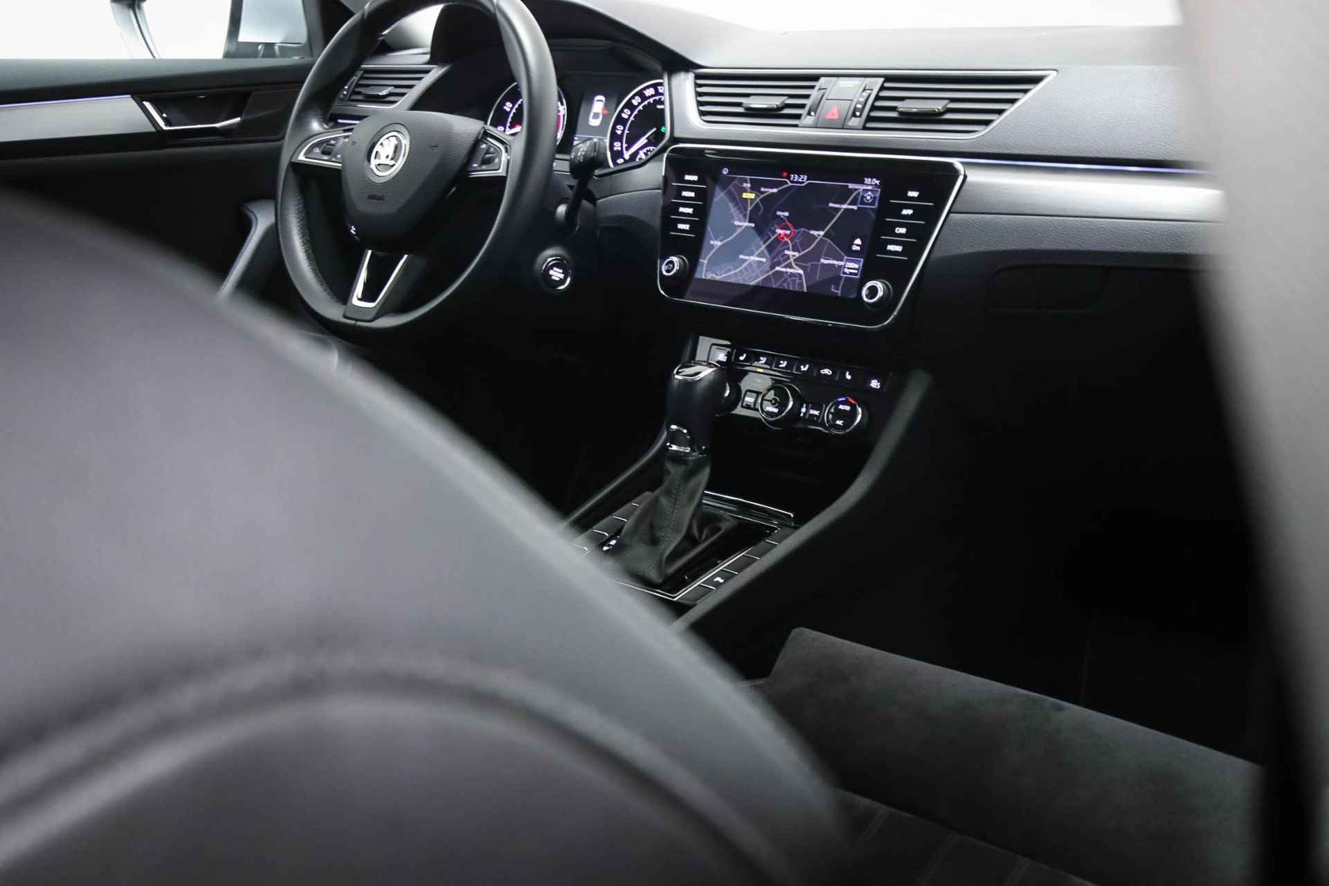 Skoda Superb 1.5 TSI ACT Business Edition | UPGRADE BUSINESS | SFEERVERLICHTING | CLIMA | ACC | NAVI | DAB | APPLE | DRAADLOZE LADER | PDC | CAMERA | TREKHAAK | 18" - 9/58