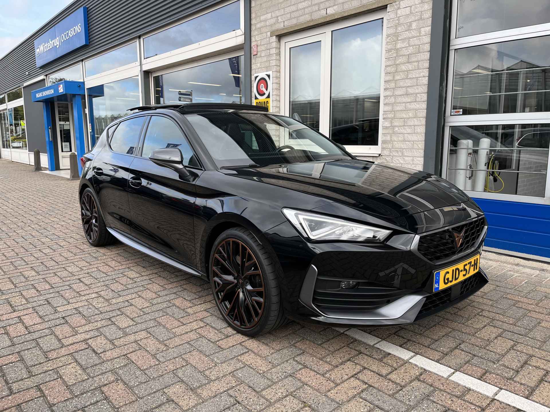 CUPRA Leon 1.4 e-Hybrid VZ Performance / AUTOMAAT/ 245 PK/ PANO/ PARK. SENSOREN/ DODE HOEK/ KEYLESS/ STOEL EN STUUR VERWARM./ ADAPT. CRUISE/ BLUETOOTH/ NAVI/ CLIMA/ DAB/ 19" LMV/ - 58/61