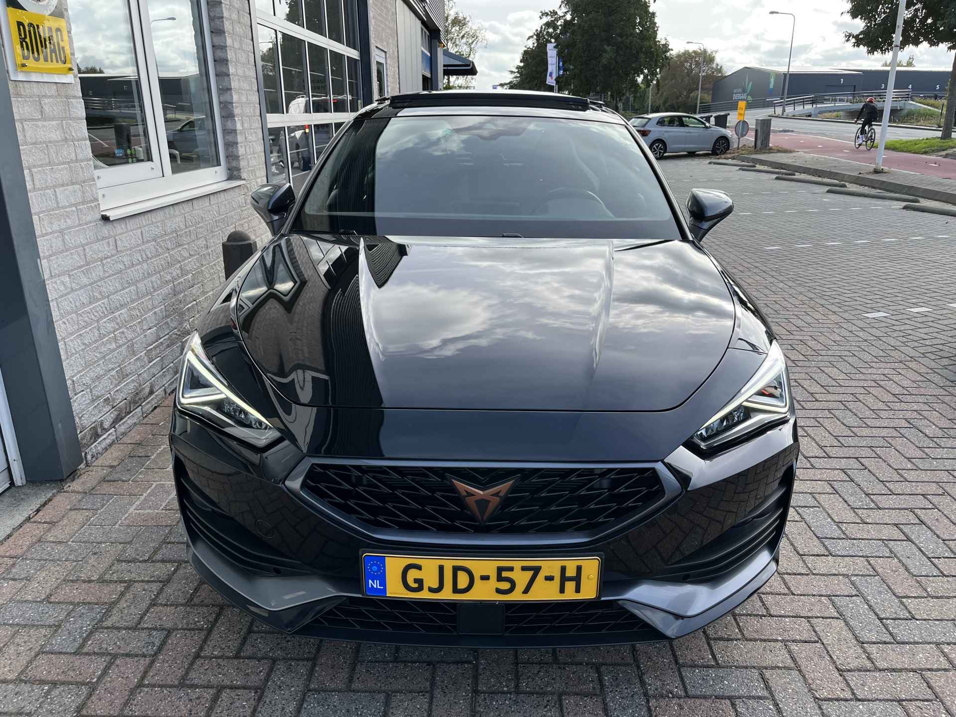 CUPRA Leon 1.4 e-Hybrid VZ Performance / AUTOMAAT/ 245 PK/ PANO/ PARK. SENSOREN/ DODE HOEK/ KEYLESS/ STOEL EN STUUR VERWARM./ ADAPT. CRUISE/ BLUETOOTH/ NAVI/ CLIMA/ DAB/ 19" LMV/ - 51/61