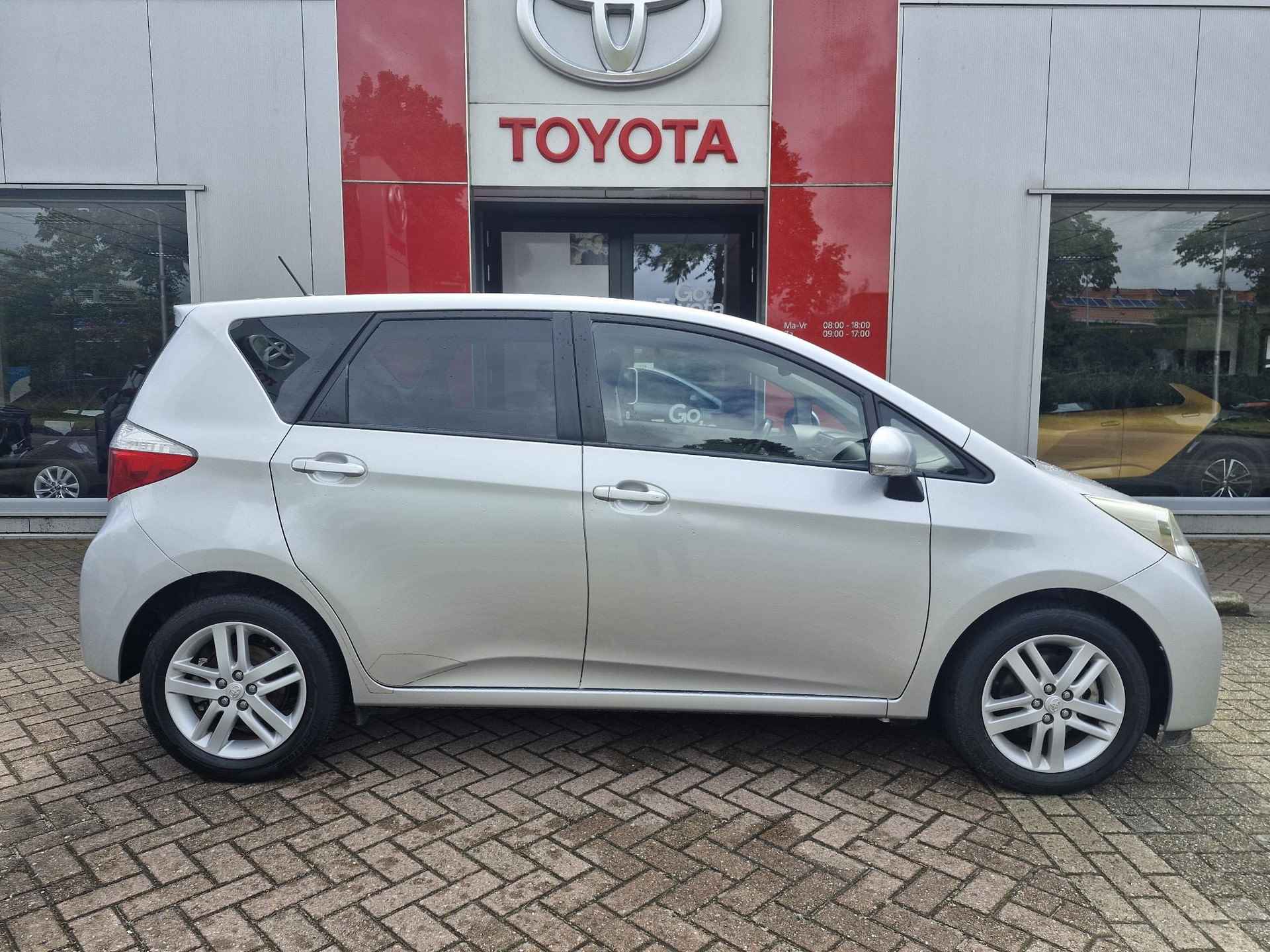 Toyota Verso-S 1.3 VVT-i Dynamic - 2/34