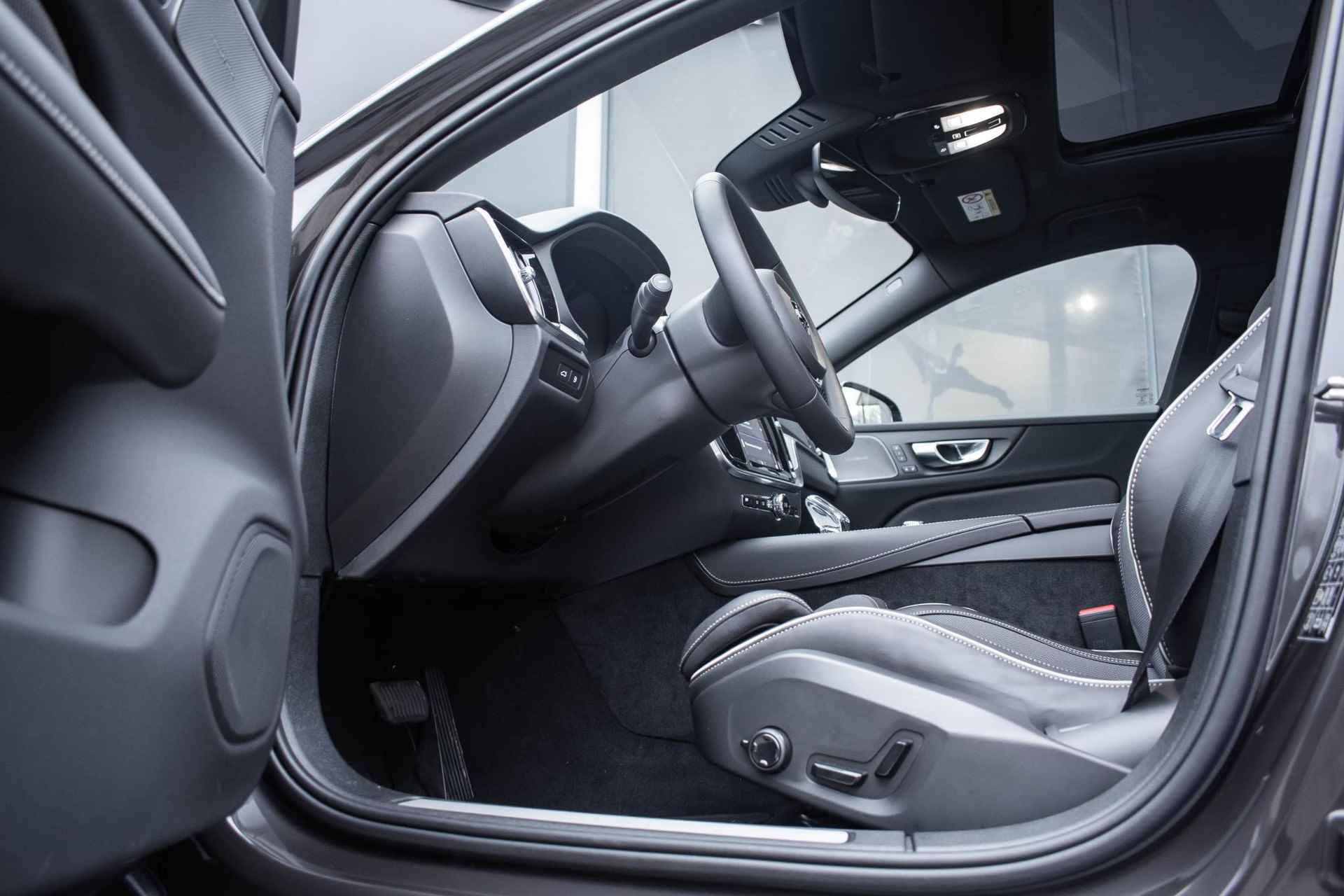 Volvo S60 T6 Recharge AWD Plus Dark | Panoramadak | Harman Kardon audio | Parkeercamera | Stoel- en stuurverwarming | Google Infotainment - 15/35
