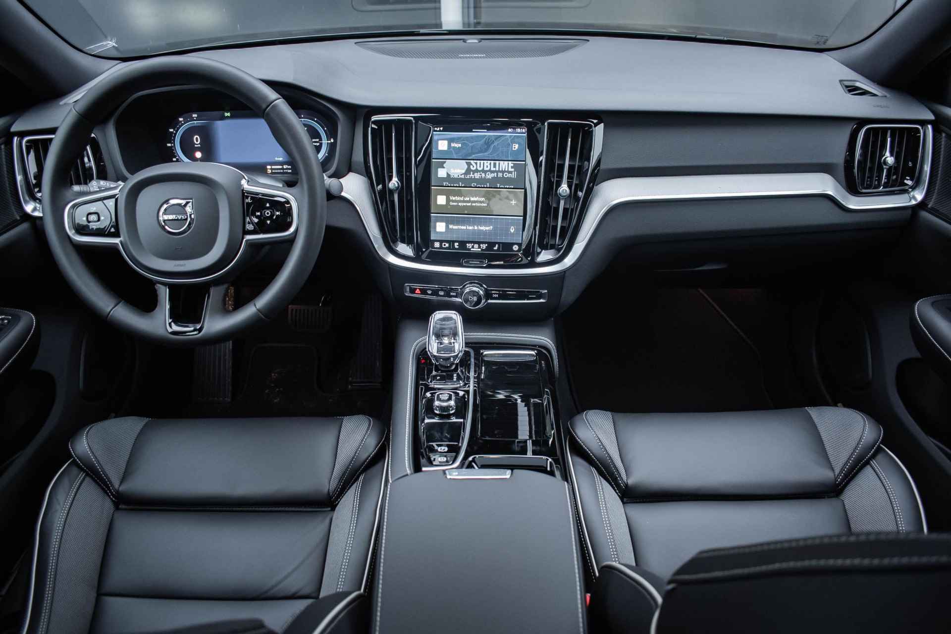 Volvo S60 T6 Recharge AWD Plus Dark | Panoramadak | Harman Kardon audio | Parkeercamera | Stoel- en stuurverwarming | Google Infotainment - 17/35