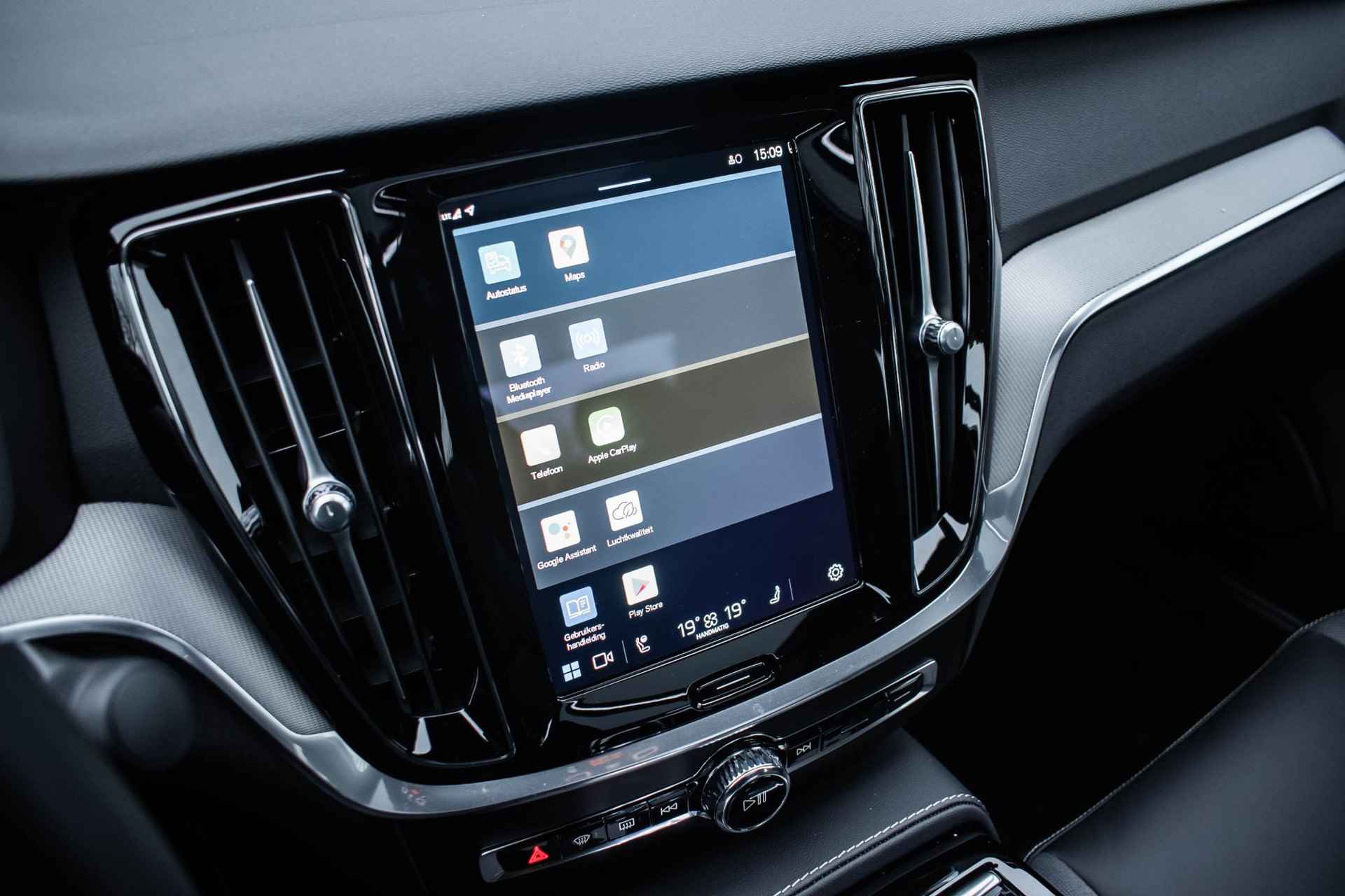 Volvo S60 T6 Recharge AWD Plus Dark | Panoramadak | Harman Kardon audio | Parkeercamera | Stoel- en stuurverwarming | Google Infotainment - 22/35