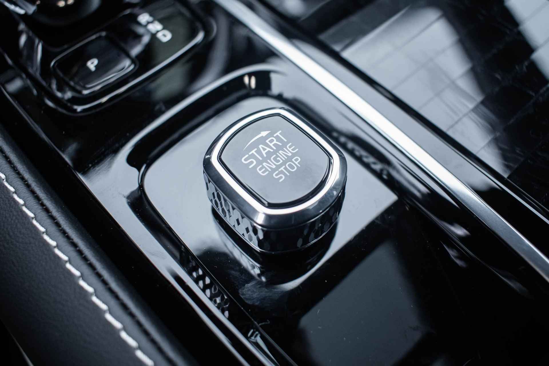 Volvo S60 T6 Recharge AWD Plus Dark | Panoramadak | Harman Kardon audio | Parkeercamera | Stoel- en stuurverwarming | Google Infotainment - 24/35