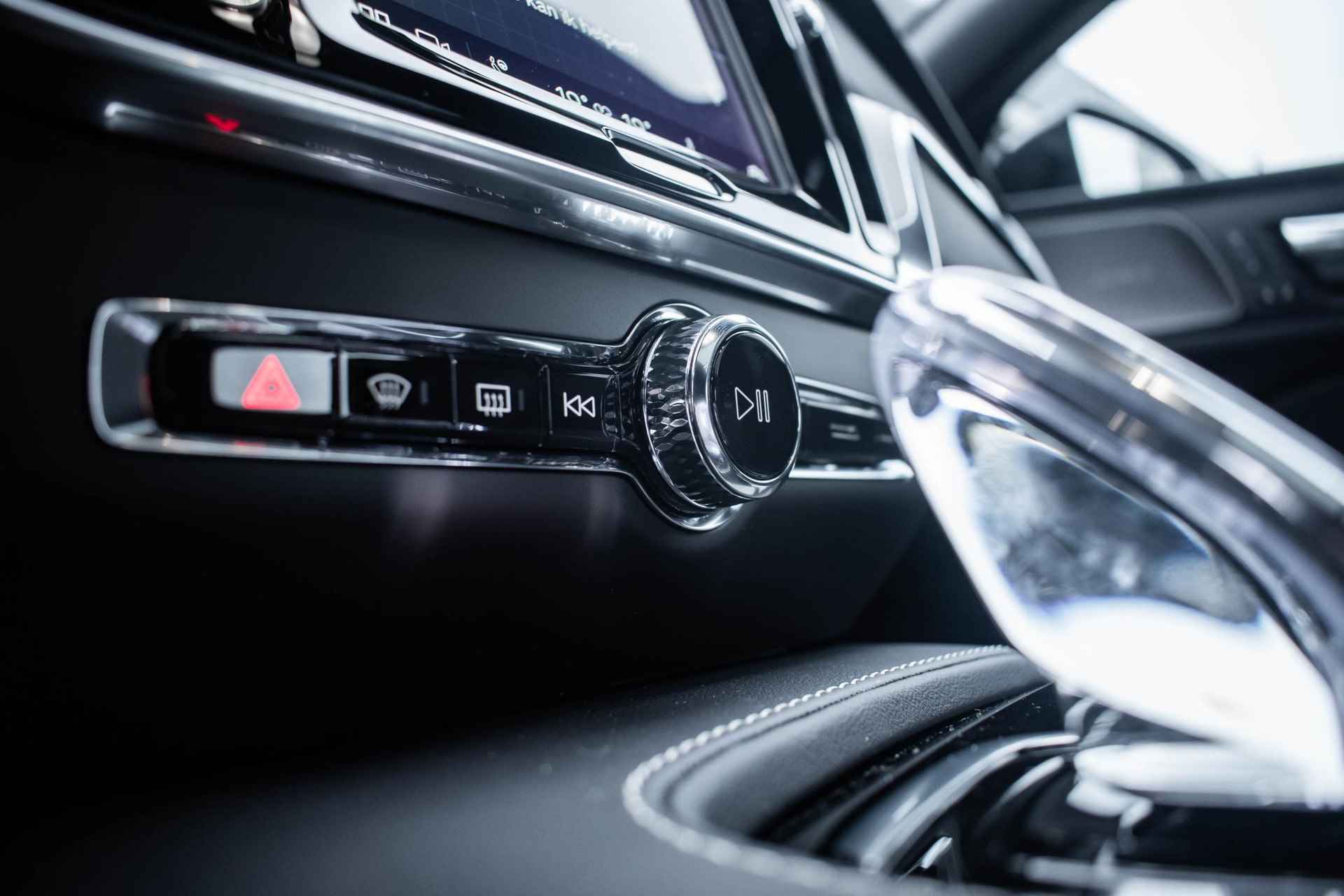 Volvo S60 T6 Recharge AWD Plus Dark | Panoramadak | Harman Kardon audio | Parkeercamera | Stoel- en stuurverwarming | Google Infotainment - 25/35