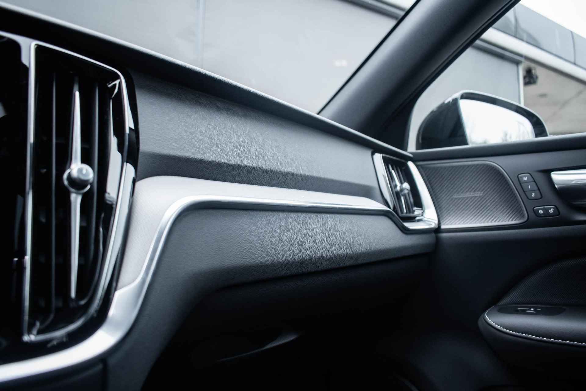 Volvo S60 T6 Recharge AWD Plus Dark | Panoramadak | Harman Kardon audio | Parkeercamera | Stoel- en stuurverwarming | Google Infotainment - 26/35